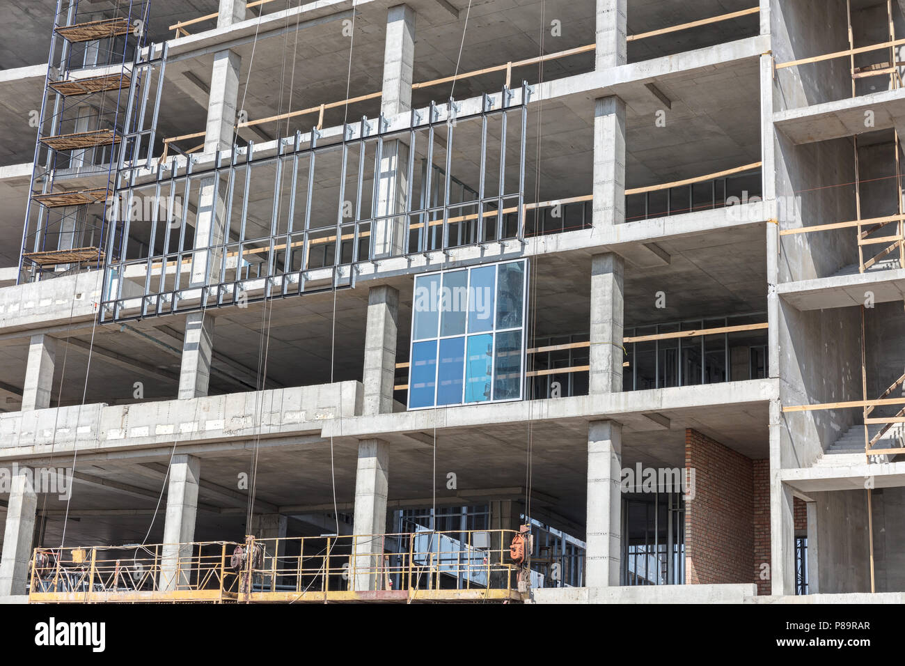 Ponteggi e macchinari da costruzione su calcestruzzo cantiere. sfondo di costruzione Foto Stock