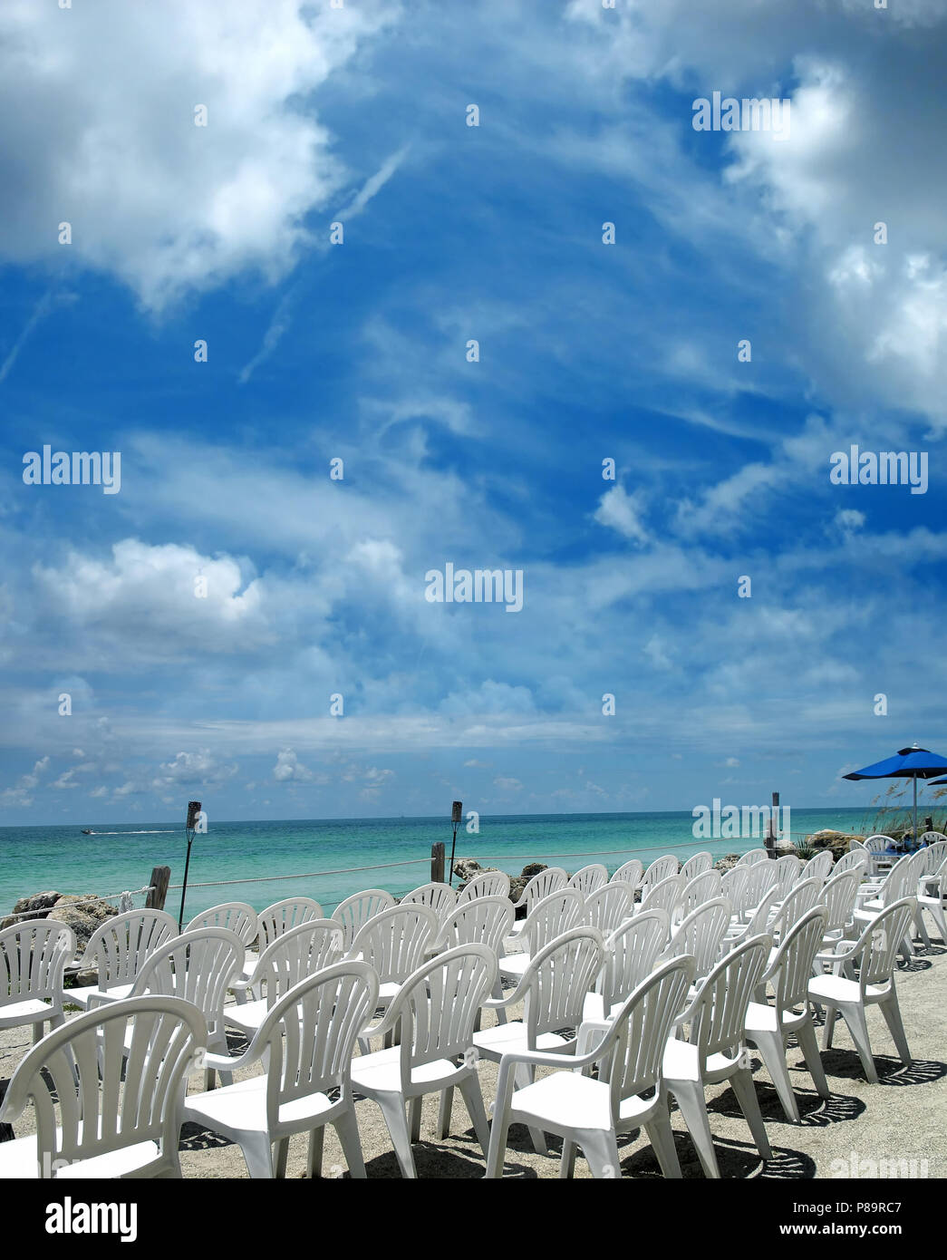 Immagine ravvicinata di sedie di plastica in spiaggia Foto Stock