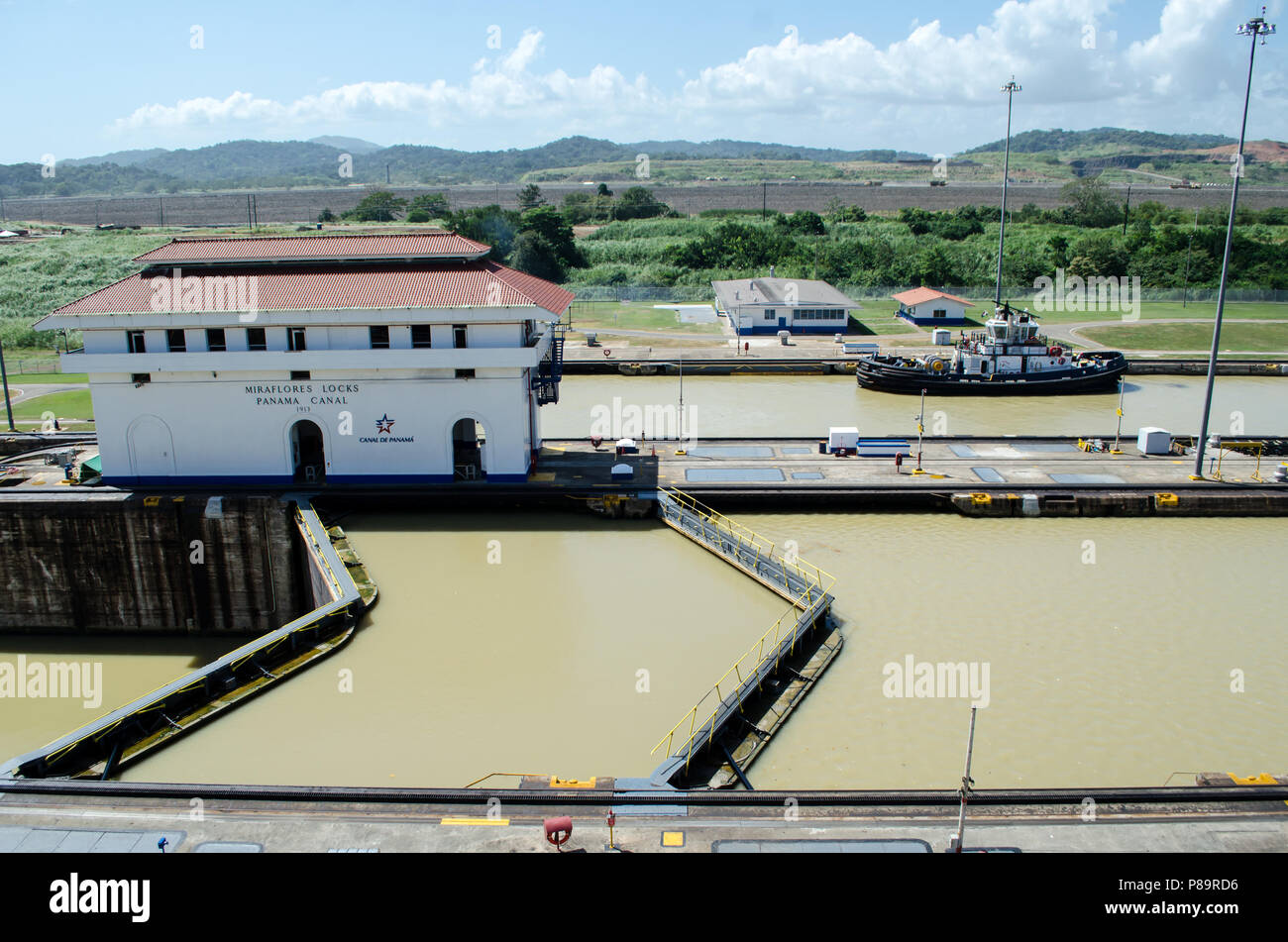 Una vista di una nave durante il suo transito attraverso il canale di Panama Miraflores Locks Foto Stock