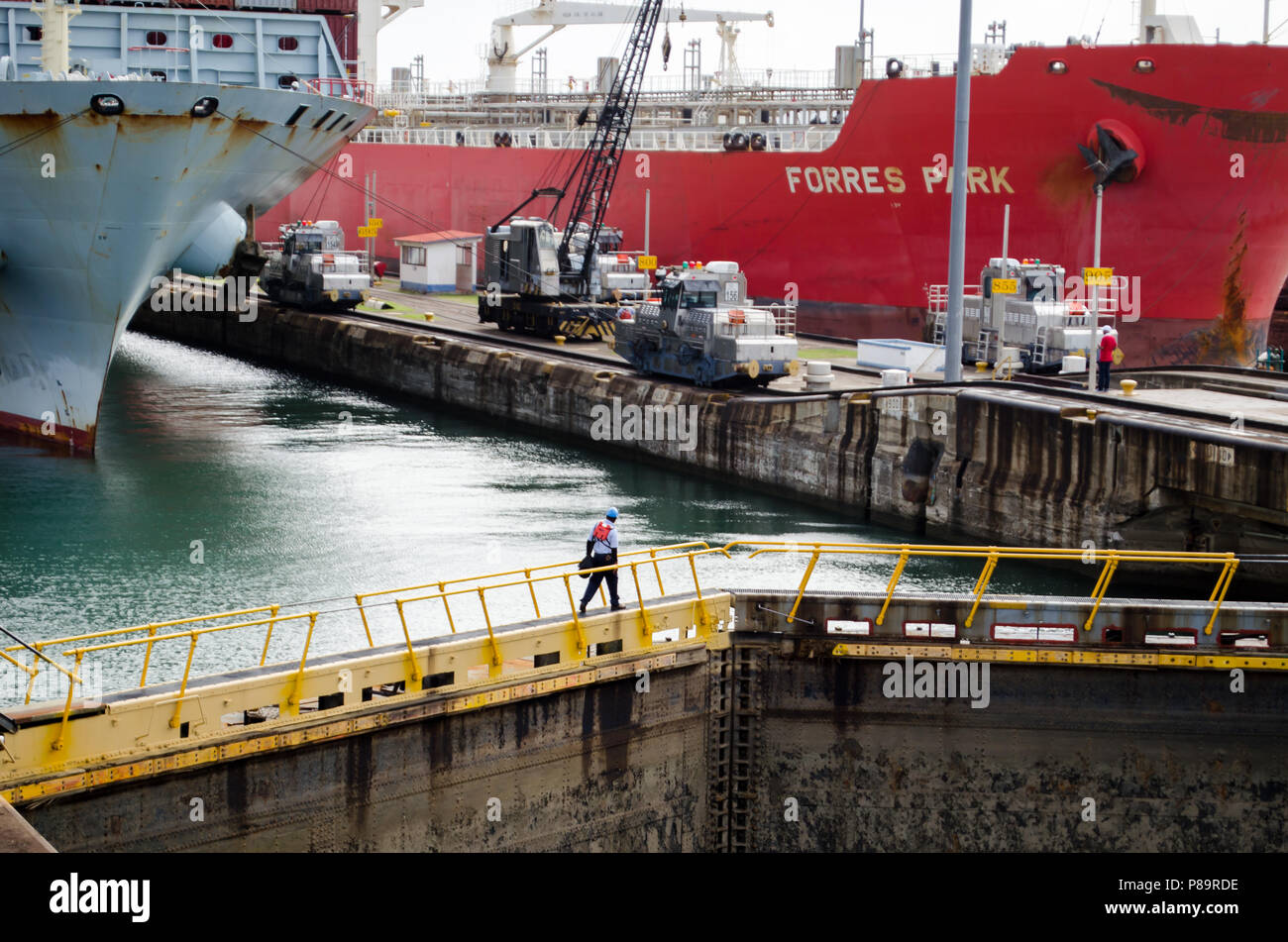 Una vista di due navi durante il loro transito attraverso il canale di Panama serrature Gatun Foto Stock