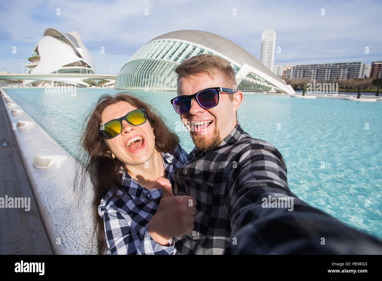 Valencia, Spagna, Gennaio 02, 2018 felice coppia rende selfie sullo sfondo dell'Hemisferic edificio nella Città delle Arti e delle Scienze di Valencia, Spagna. Foto Stock