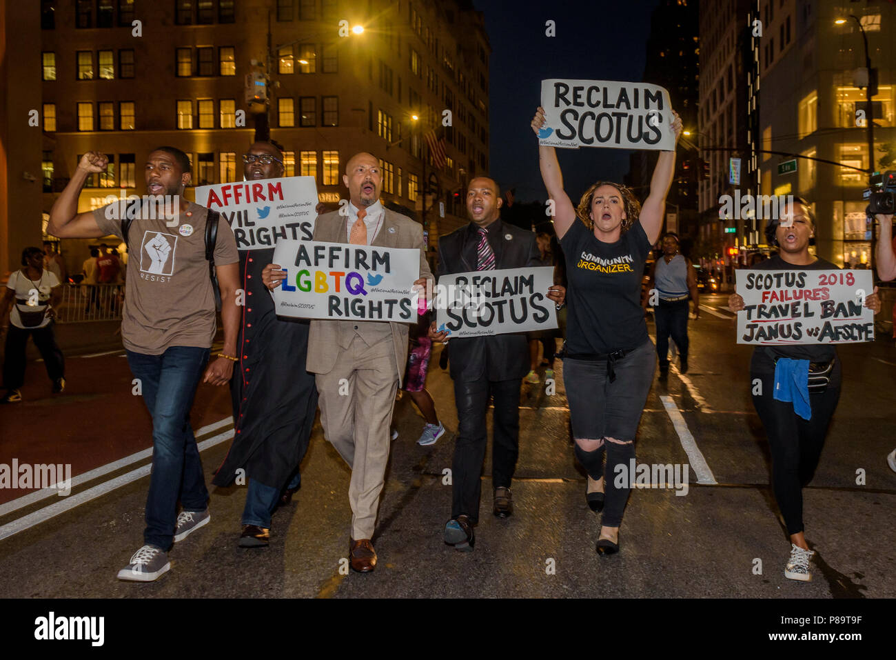 New York, Stati Uniti. 09 Luglio, 2018. Rete nazionale di azione (NAN) leadership e attivisti leader impegnato un atto non violenta di disobbedienza civile al di fuori di Trump Tower a New York il 9 luglio 2018, resistendo Trump SCOTUS nominee dal giorno uno e chiamare il senatore Chuck Schumer e i democratici per tenere la linea a tutti i costi. Credito: Erik McGregor/Pacific Press/Alamy Live News Foto Stock