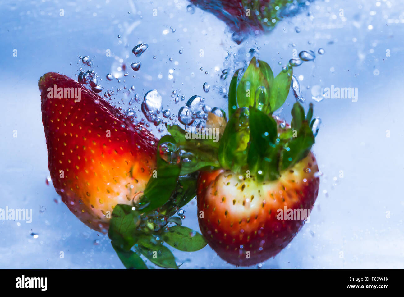 Le fragole in acqua Foto Stock