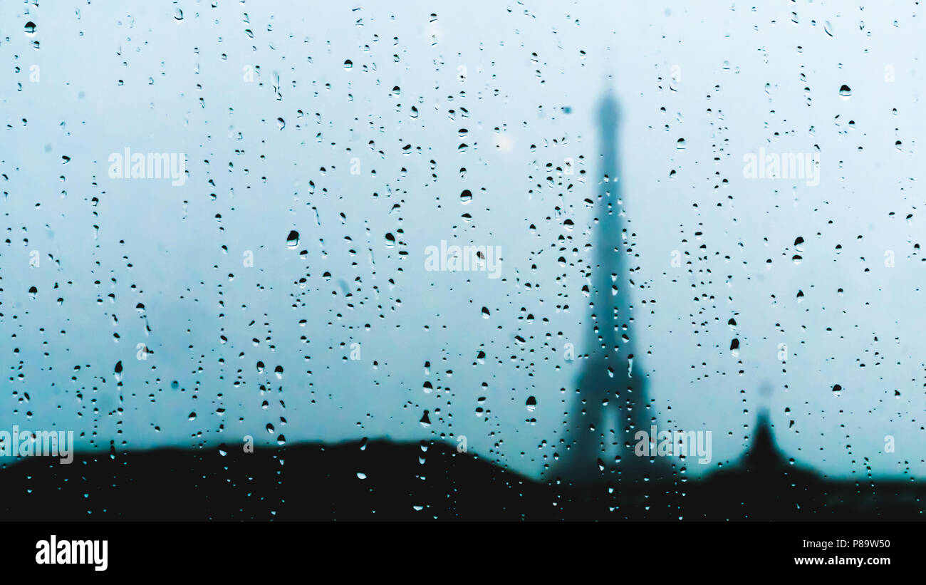 Rainy Parigi, astratta, finestra bagnata, gocce di pioggia Foto Stock