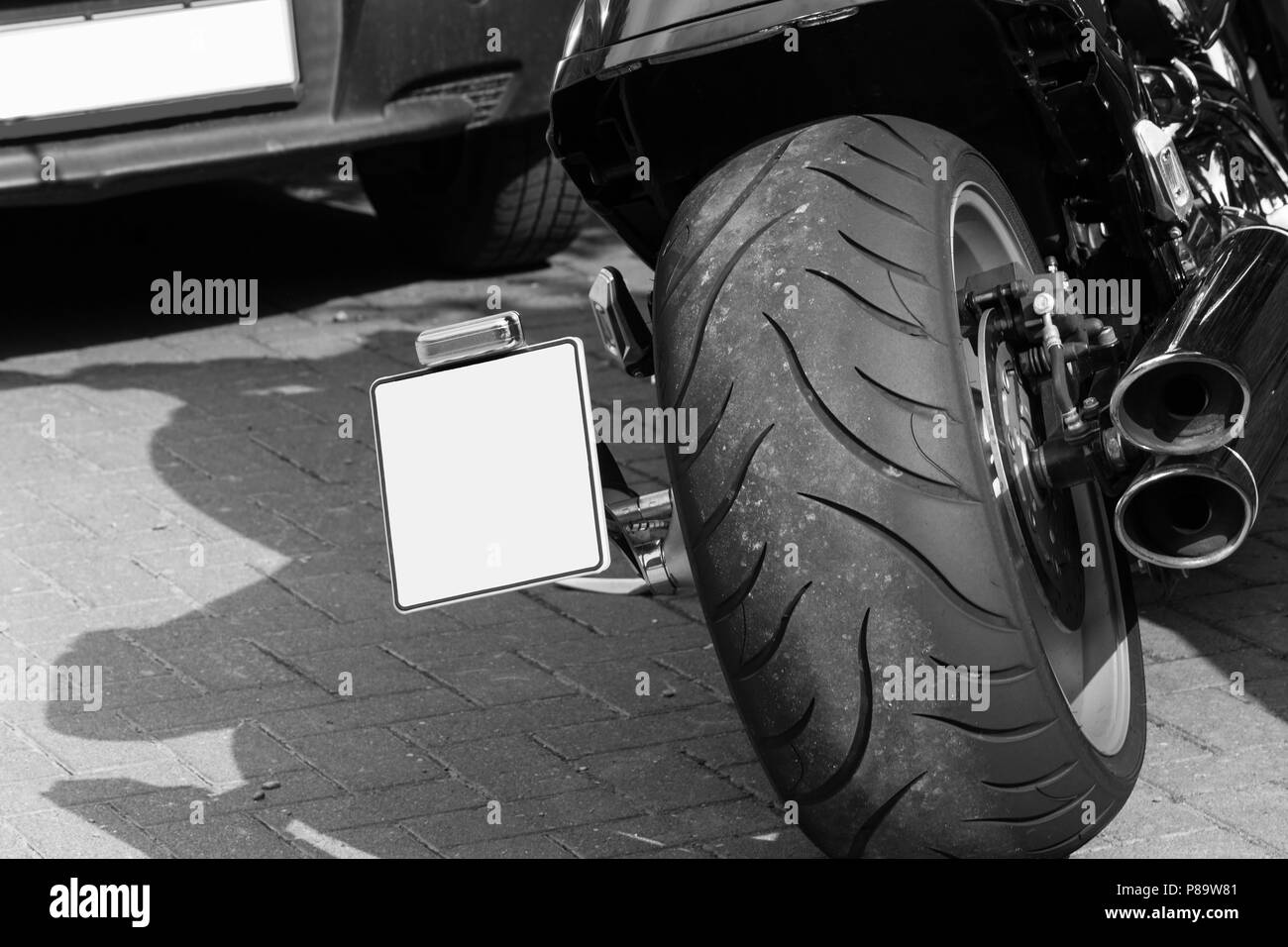 Bianco nero foto di un pneumatico di grandi dimensioni di un moderno motoveicolo. Foto Stock
