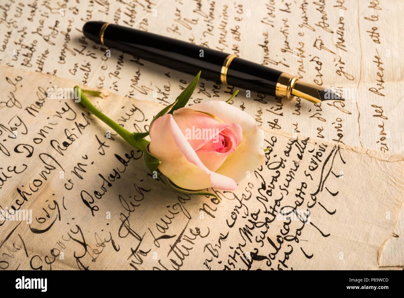 Rose e penna stilografica su un lettere Foto stock - Alamy