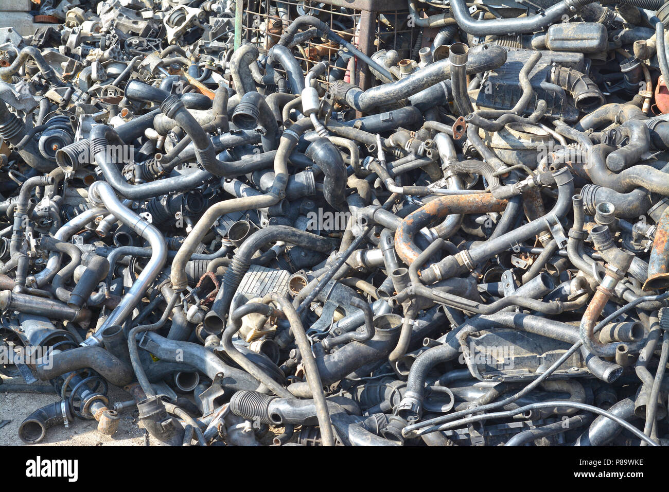 Un mucchio di vecchie auto tubazioni del motore Foto Stock