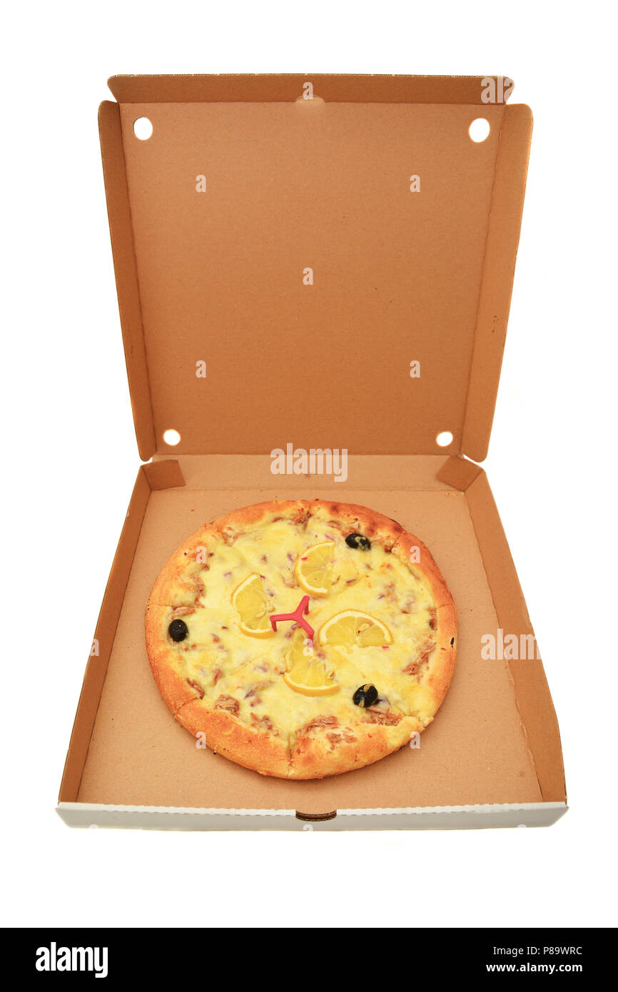 Una deliziosa pizza in una scatola di cartone su sfondo bianco Foto Stock