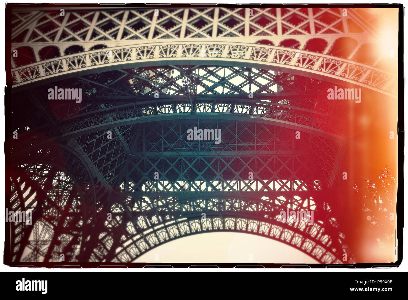 Primo piano ad angolo basso della Torre Eiffel con effetti speciali a Parigi Francia Foto Stock