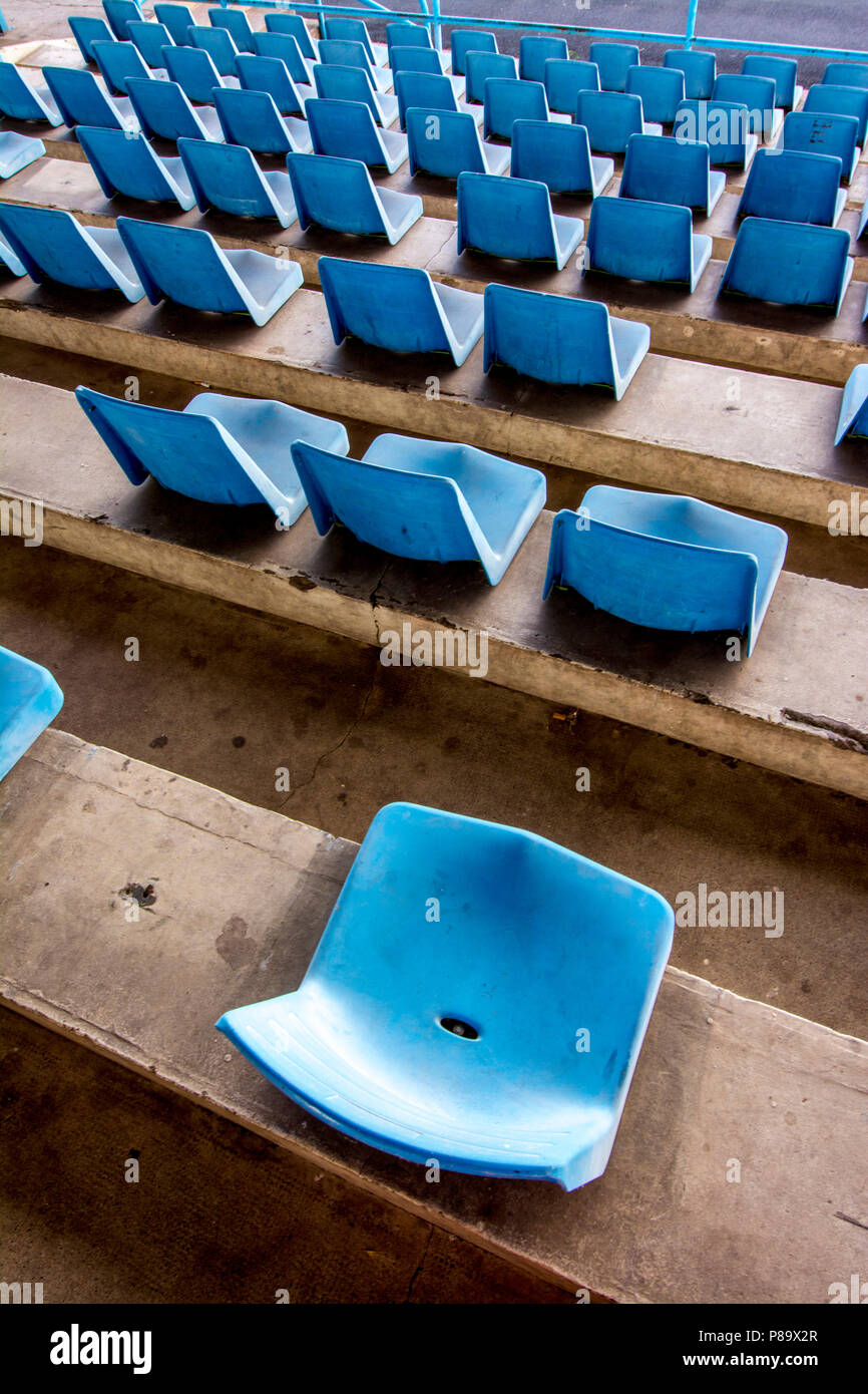 Inquadratura verticale ad alto angolo di uno stadio con vecchi posti a sedere blu numerati Foto Stock