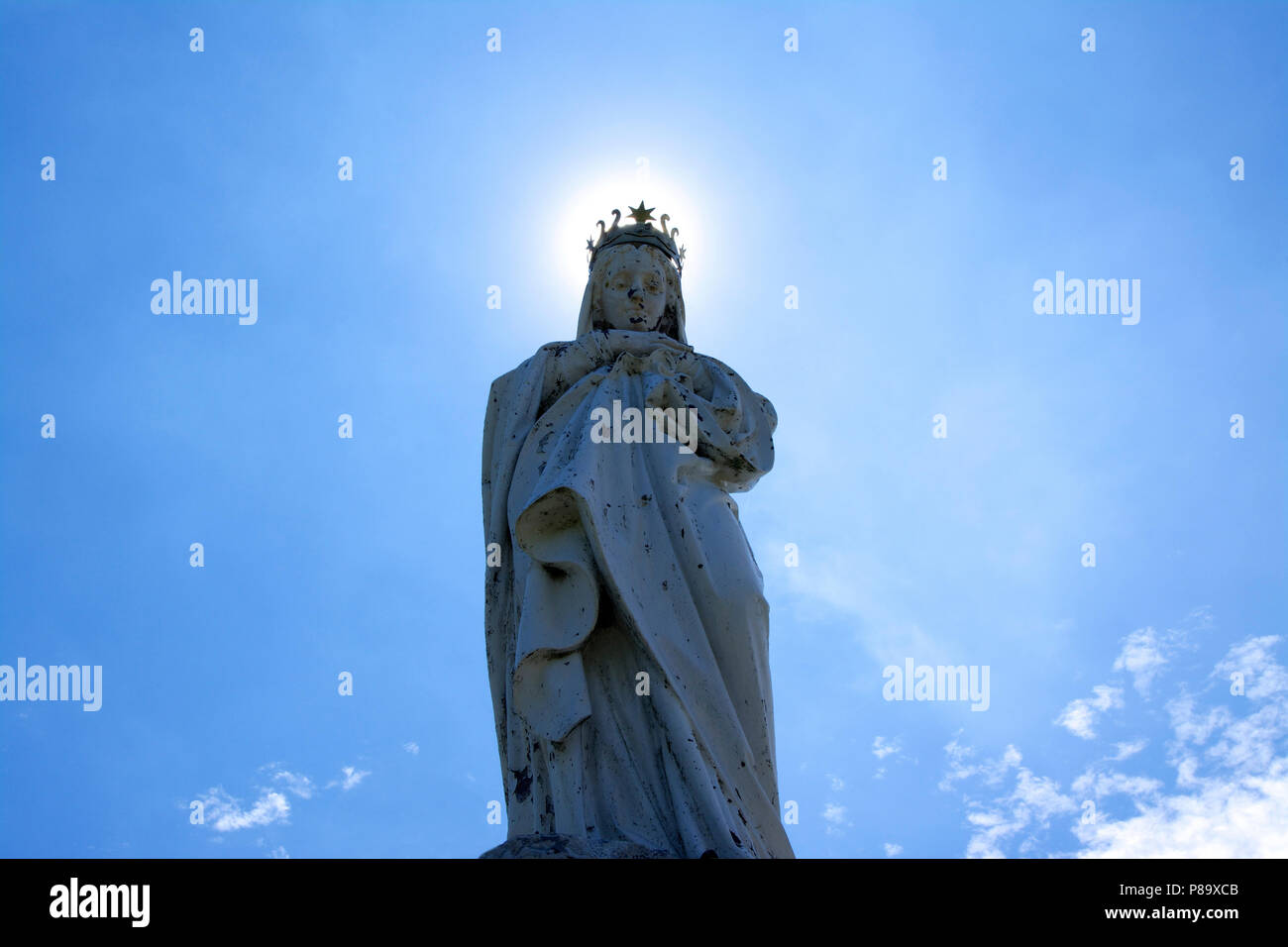 Statua della Vergine Maria su un cielo blu Foto Stock