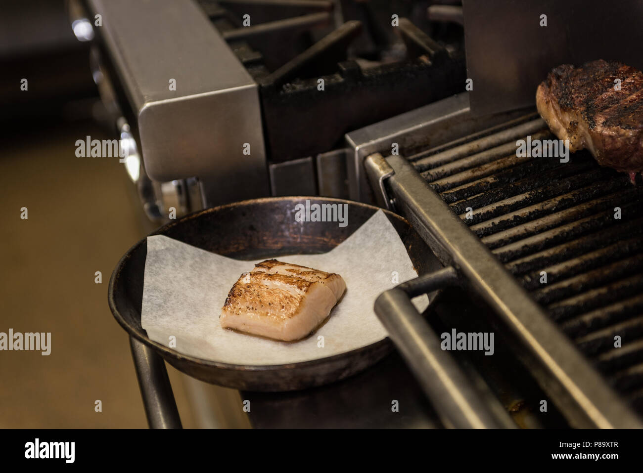 La carne in una padella in cucina Foto Stock