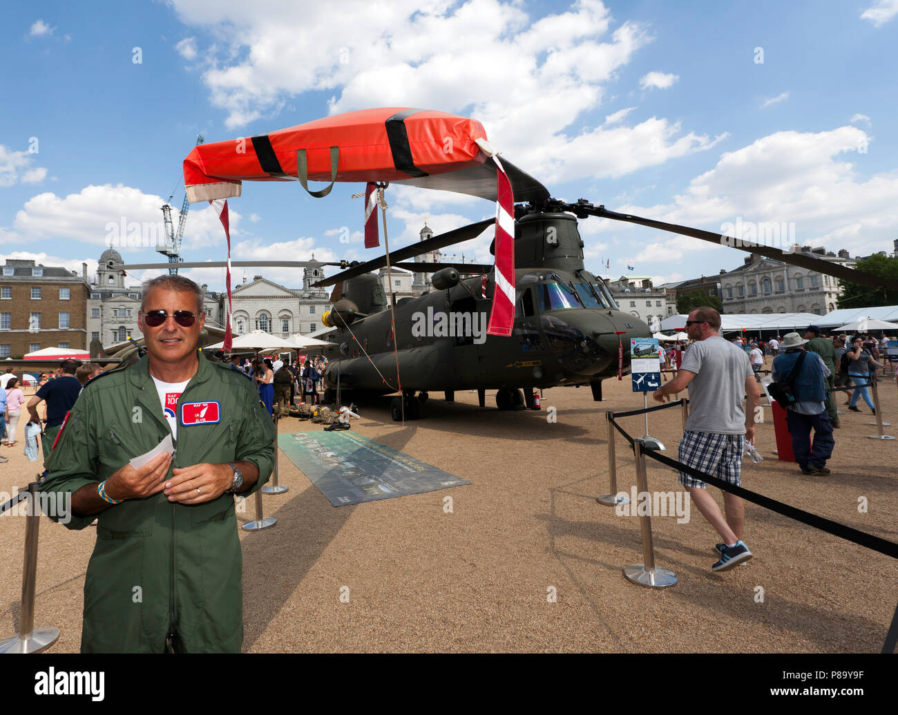 Equipaggio di volo in piedi accanto a un Boeing Chinook HC6A heavy-lift elicottero, sul display alla sfilata delle Guardie a Cavallo, come parte della RAF 100 della celebrazione del Centenario Foto Stock