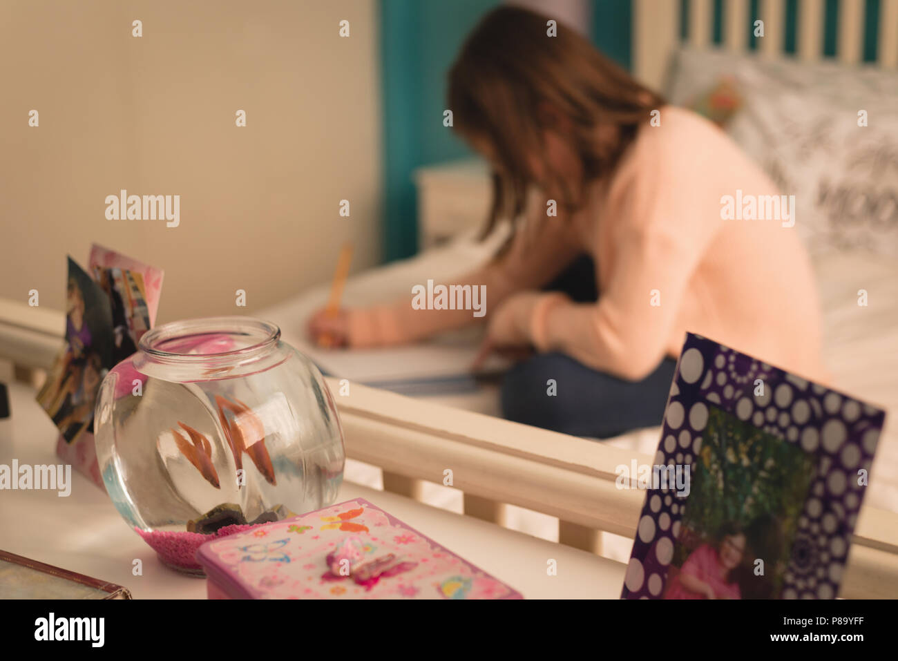 Ragazza che studiano in camera da letto 4k Foto Stock
