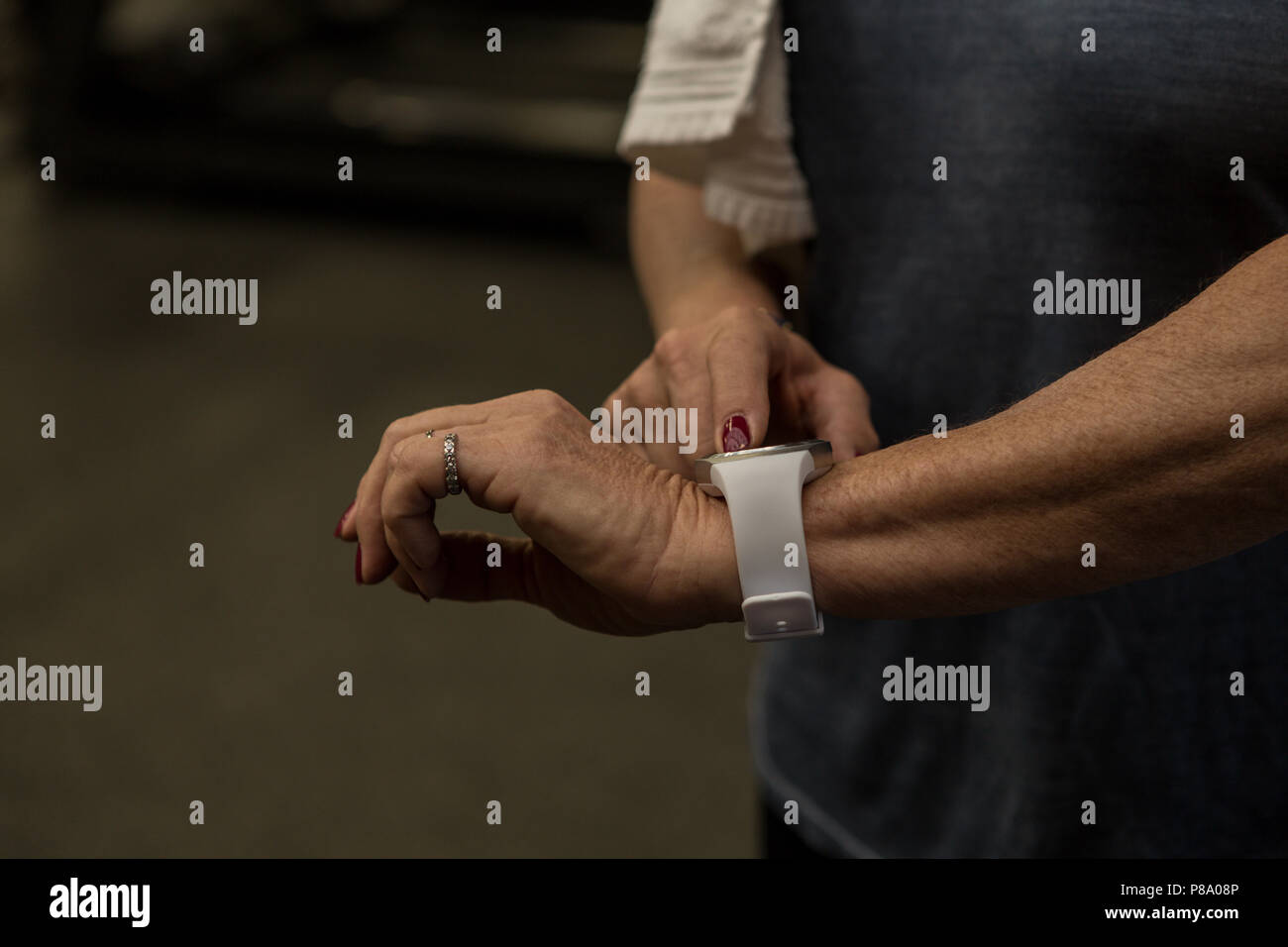 Donna che utilizza smartwatch in palestra Foto Stock