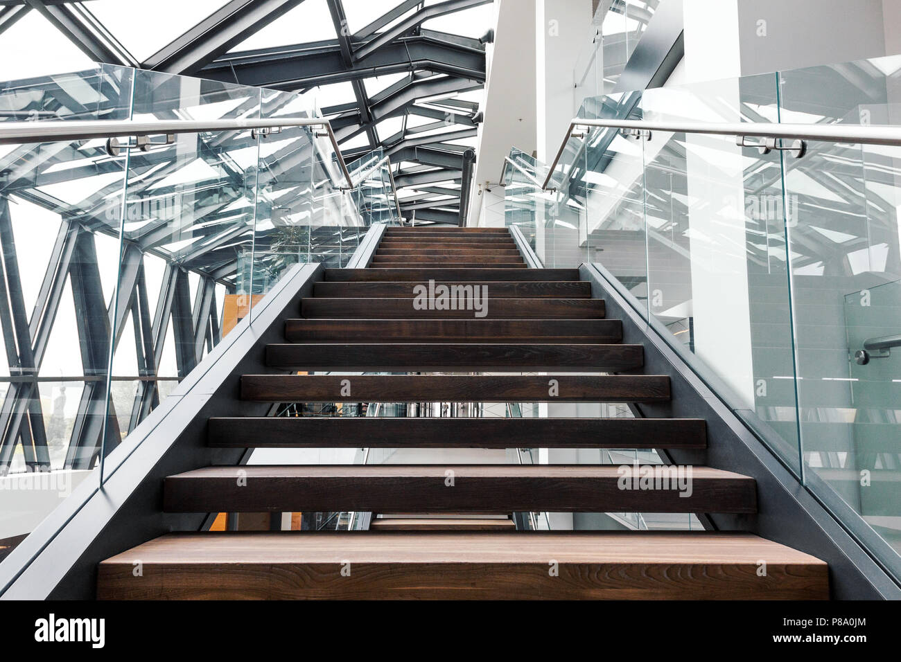 Svuotare le scale in arredamento moderno contemporaneo di edificio per uffici Foto Stock