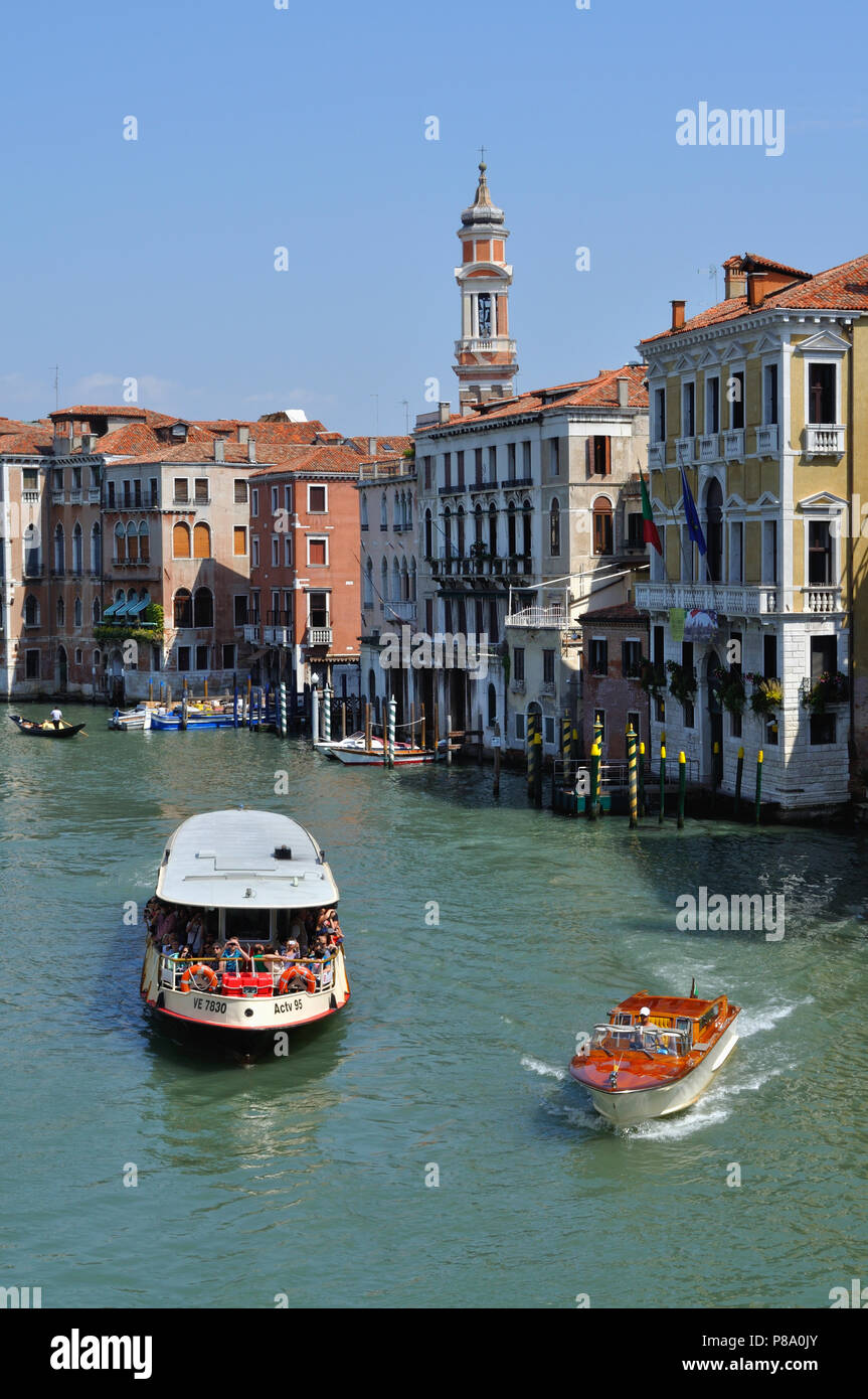Con un taxi acqueo passa un autobus d'acqua o con il vaporetto sul Canal Grande a Venezia Foto Stock