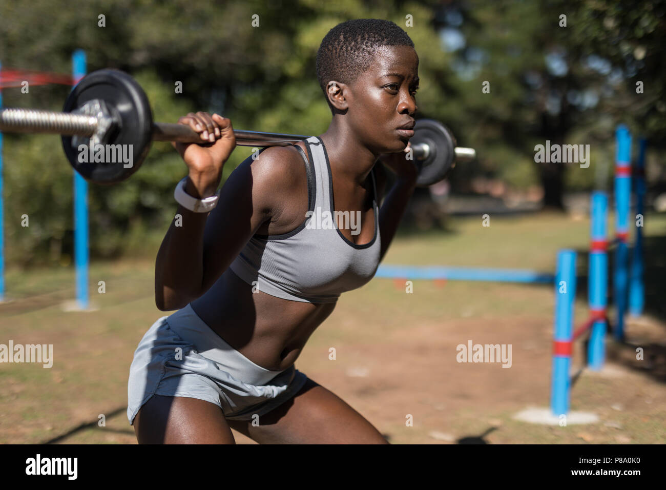 Atleta femminile il sollevamento barbell Foto Stock