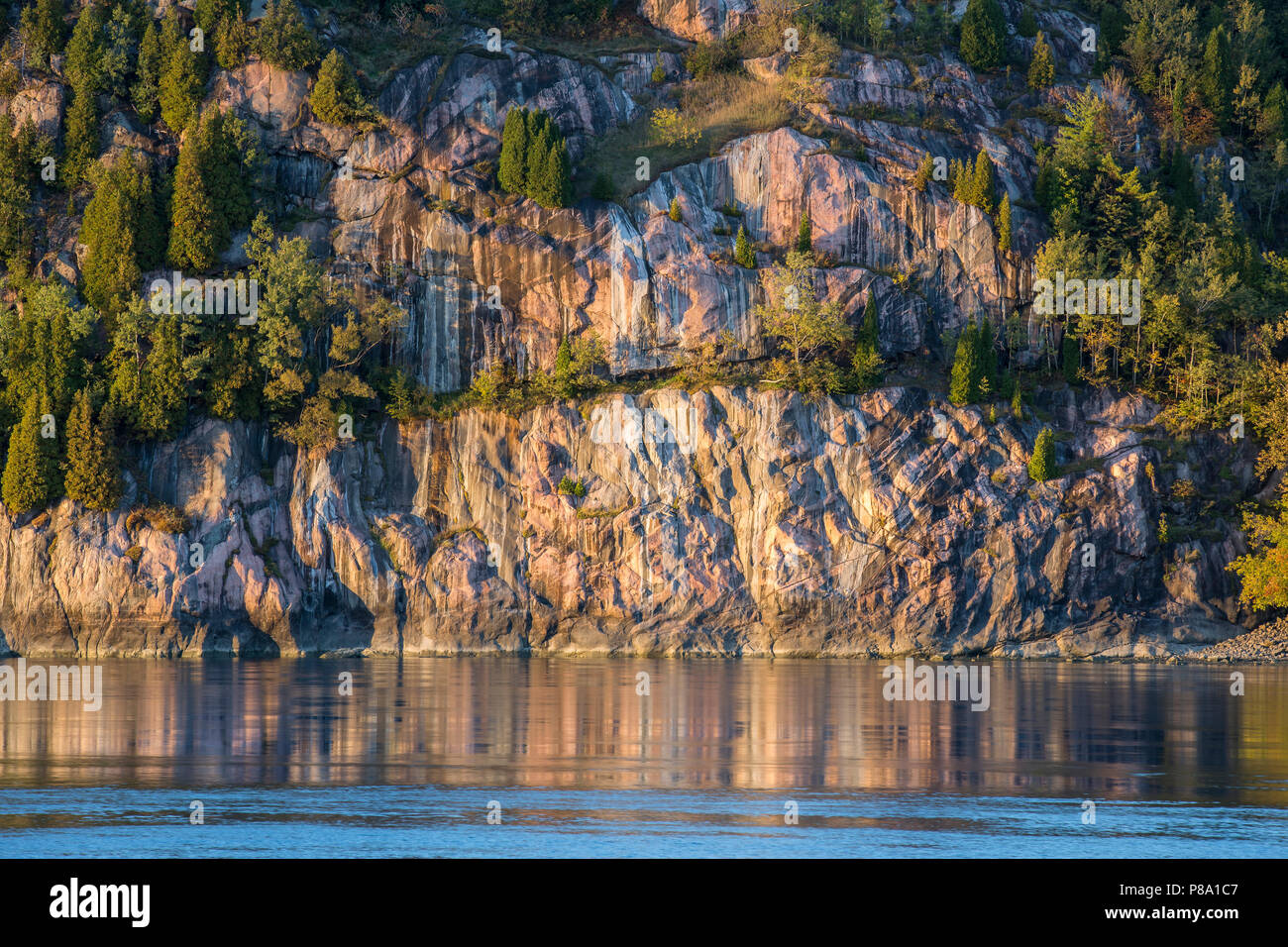 Roccia ripida formazione presso il fiume Saguenay Rivière, Saguenay, provincia del Québec, Canada Foto Stock