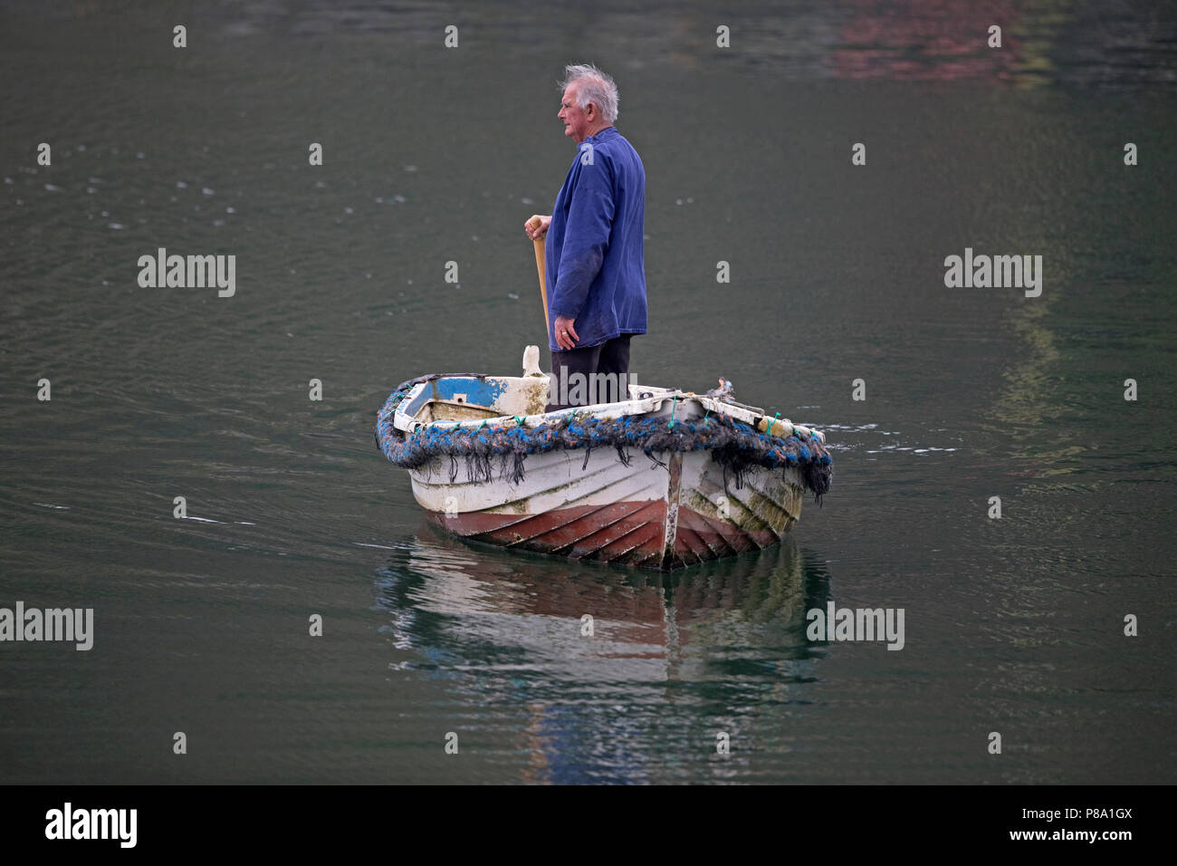 Cornovaglia boatman Mevagissey Harbour Foto Stock