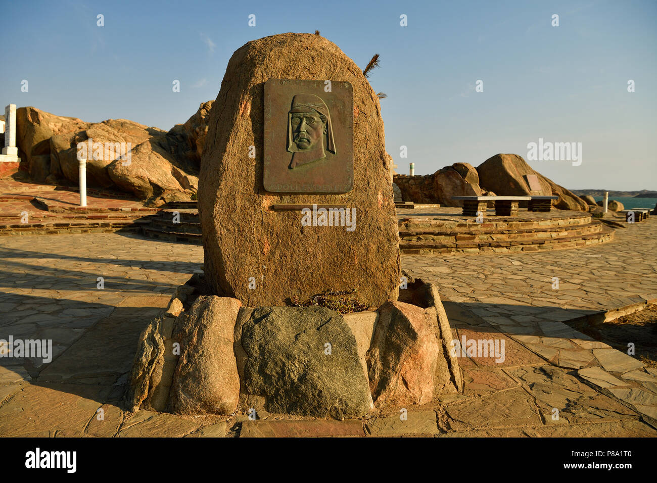 Una lapide commemorativa per il fondatore della città di Adolf Lüderitz, Lüderitz, Namibia Foto Stock