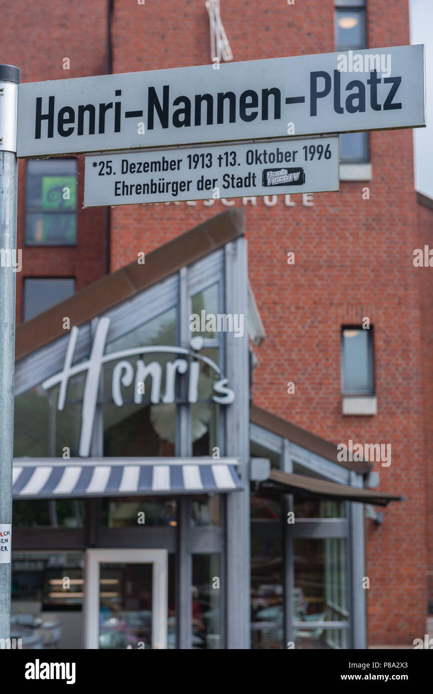Henri-Nannen-Quadrato e la caffetteria di Henri presso il museo d'arte, centro di Emden, Frisia orientale, Bassa Sassonia, Germania, Europa Foto Stock