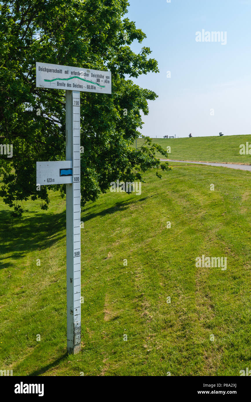 Indicatore di inondazione a dyke in Horumersiel, Mare del Nord Frisia orientale, Bassa Sassonia, Germania, Europa Foto Stock