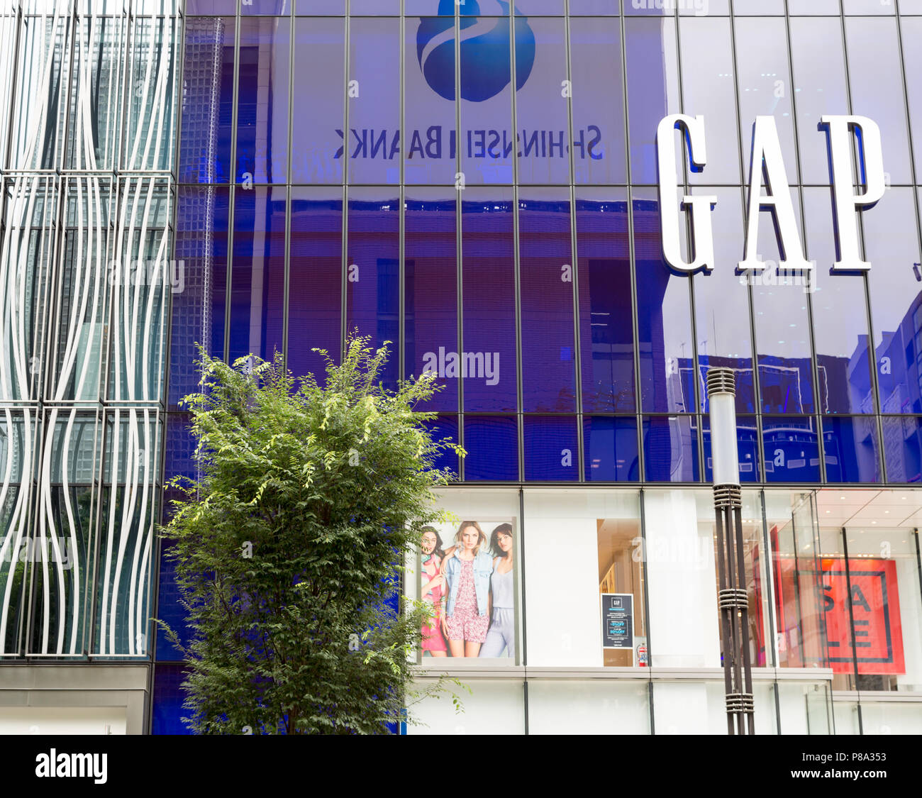 Tokyo, Giappone - 24 Giugno 2016: lo stile moderno e architettura del gap store esterno nell'esclusivo ed elegante quartiere di Ginza Tokyo. Foto Stock