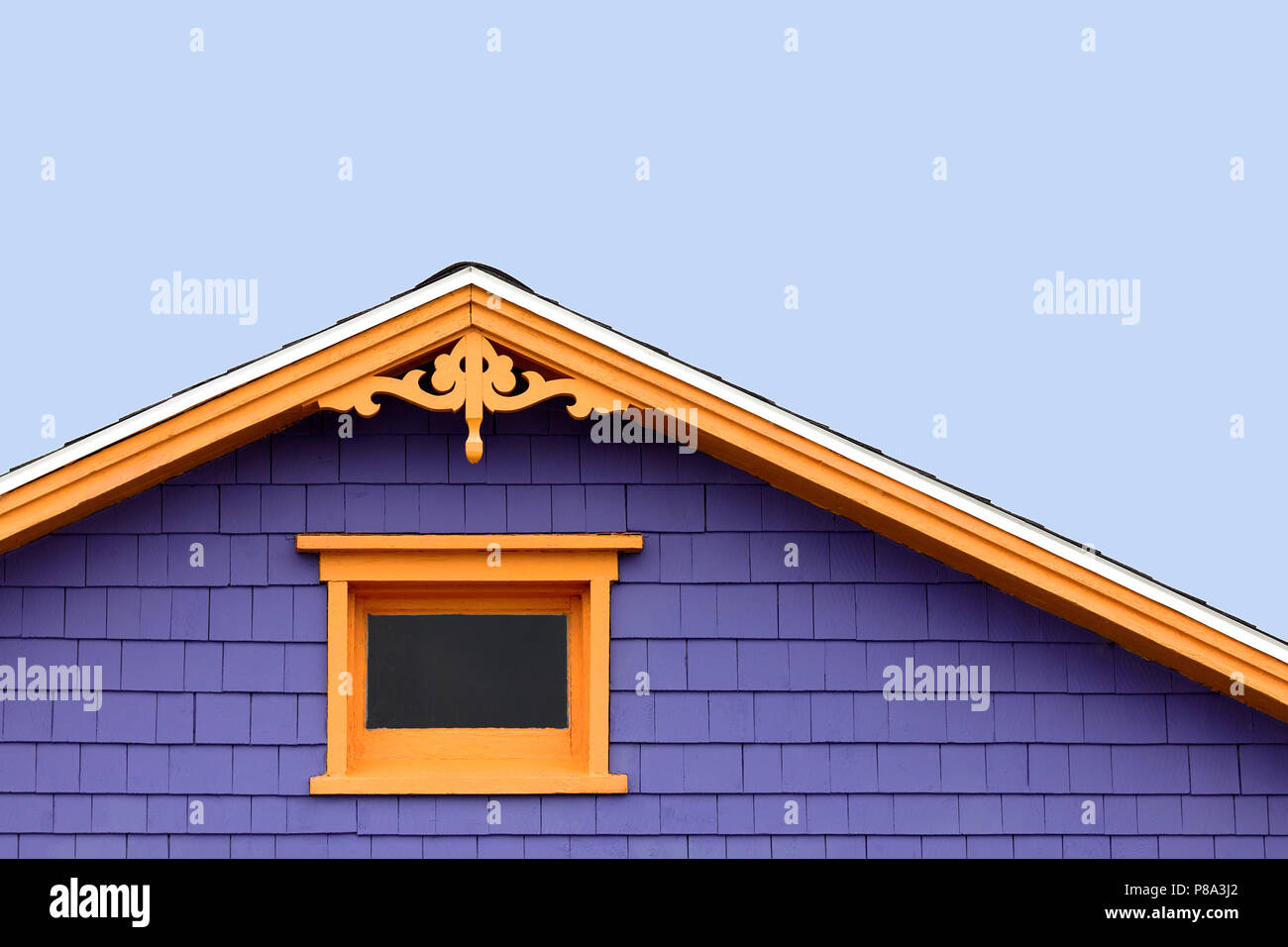 Dettaglio del panpepato traforature in stile delle tipiche case di legno di Iles de la Madeleine, o le isole della Maddalena, in Canada. Stile minimalista Foto Stock