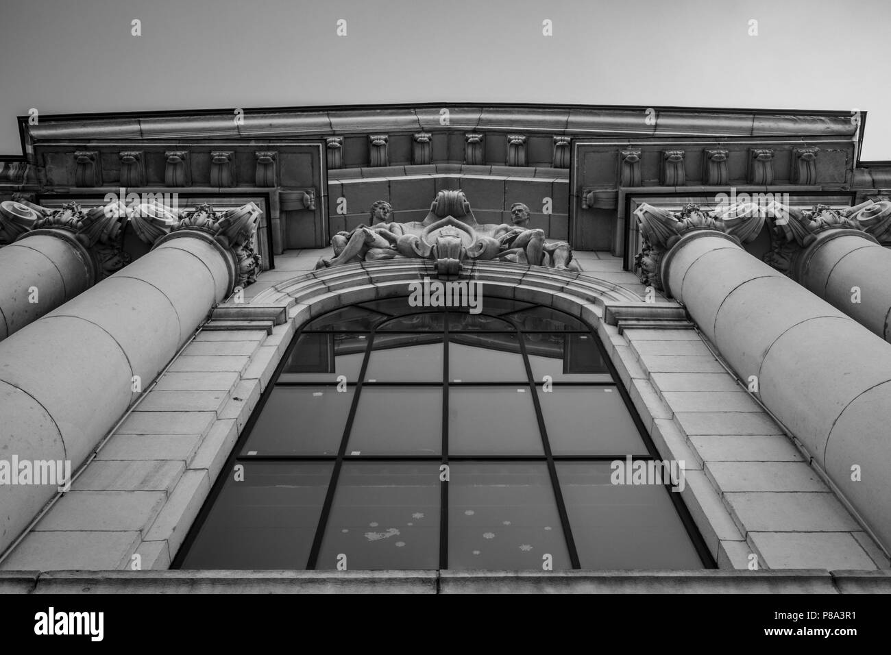 SOFIA, BULGARIA - 5 Luglio 2018: è già estate inverno ma le decorazioni di Natale, Babbo Natale e i fiocchi di neve, rimane ancora sul enormi finestre dell'Università di Sofia. Bianco e nero immagine di facciata Foto Stock
