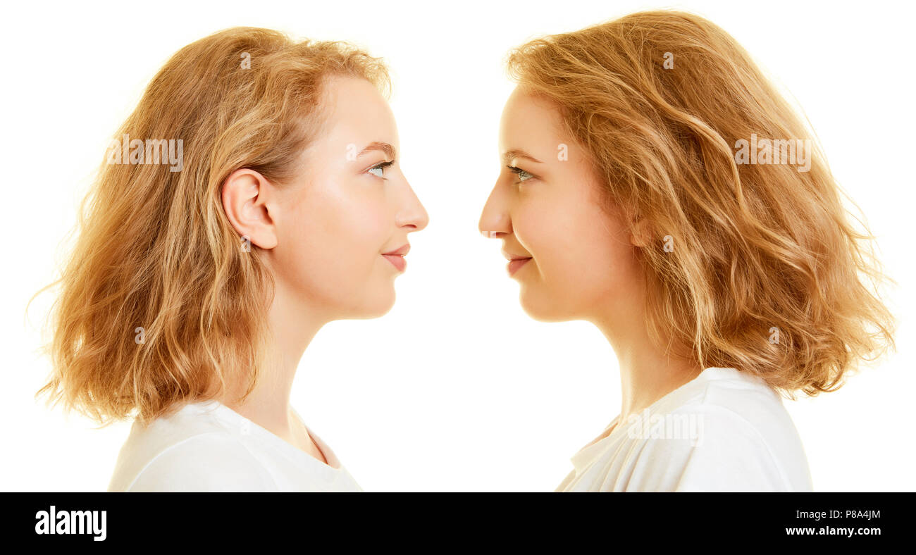 Due donne simili come gemelli o fratelli si fronteggiano Foto Stock