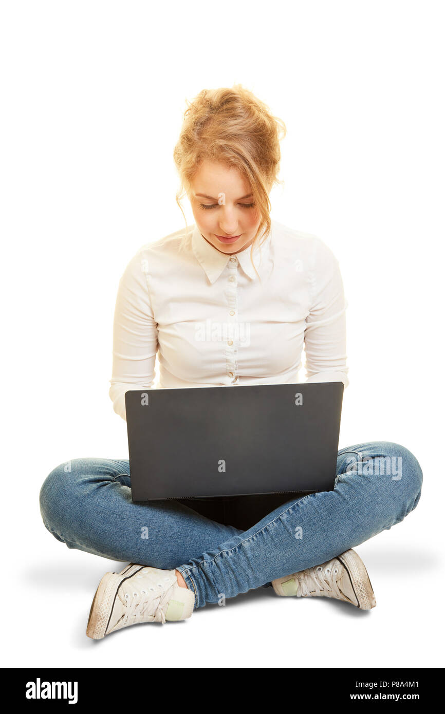 Giovane donna con il computer portatile. Il computer funziona come blogger o influencer Foto Stock