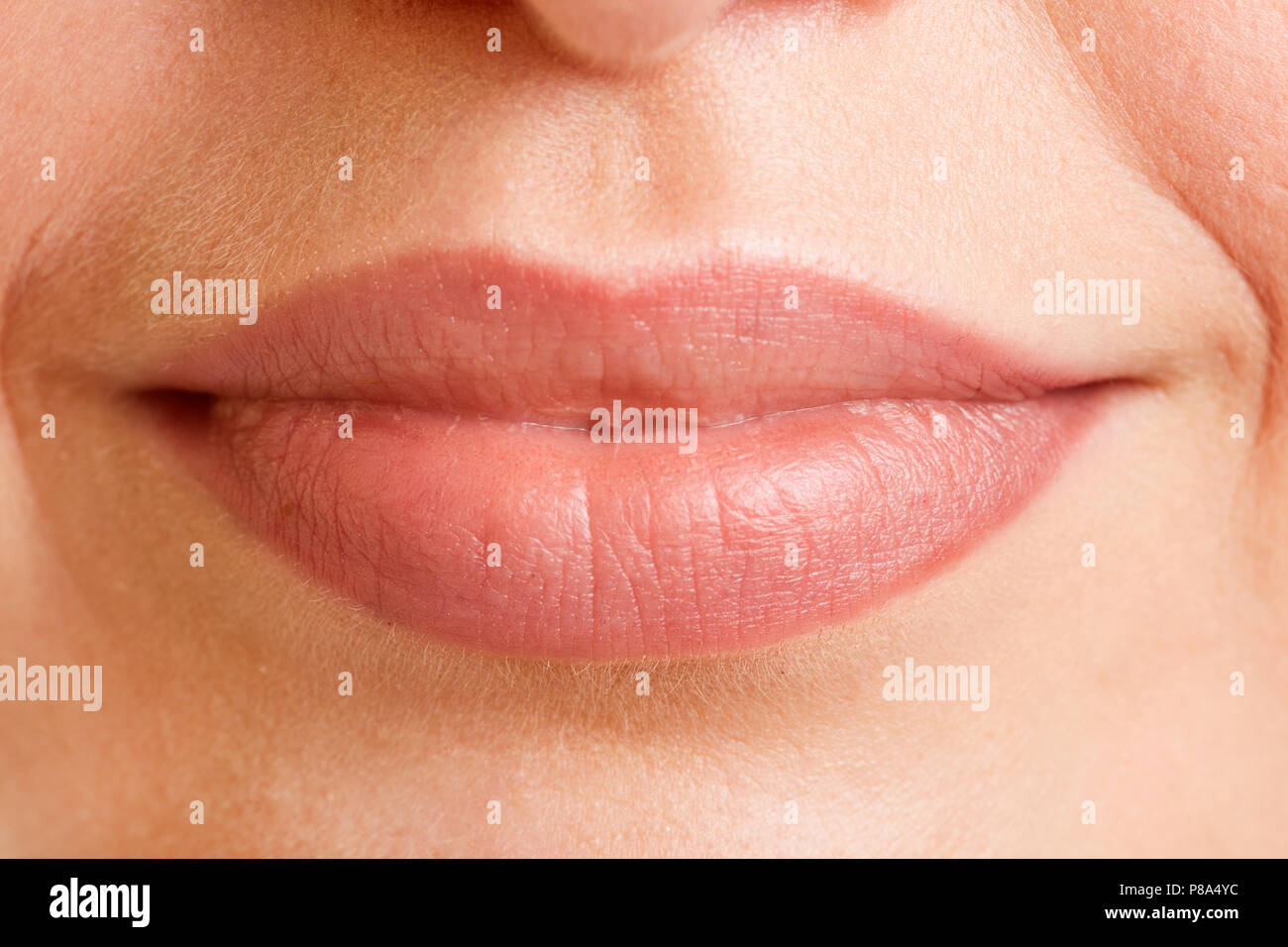 Femmina con la bocca piena labbra chiuse dalla parte anteriore Foto Stock