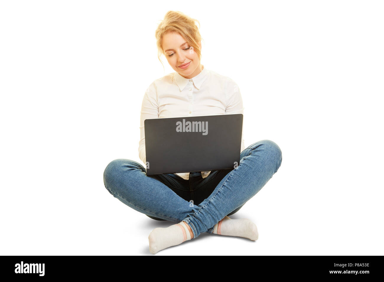 Una donna come Incluenter o Blogger funziona su computer portatile Foto Stock