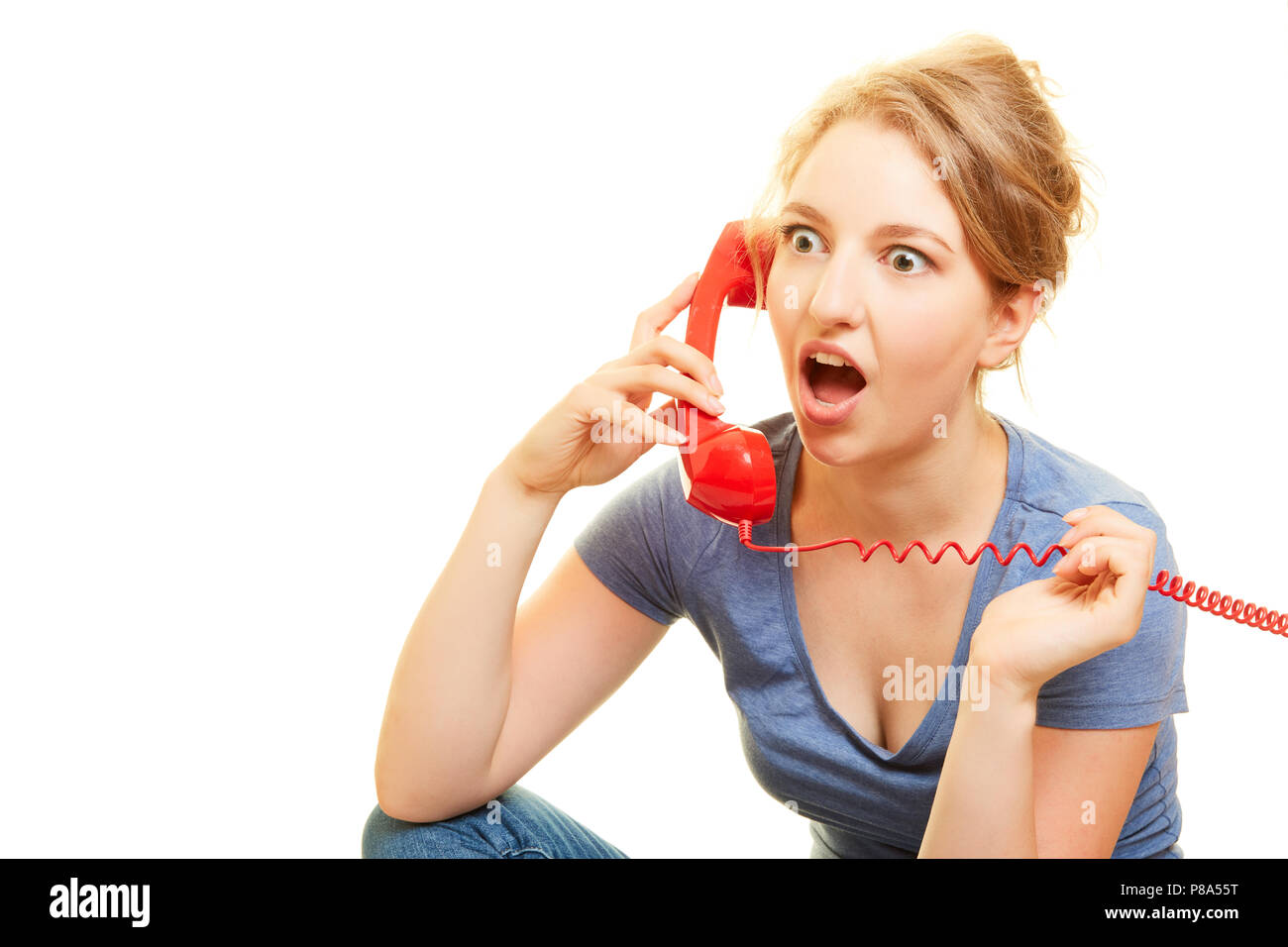 Giovane donna bionda sul telefono appare terrorizzato mentre si telefona Foto Stock