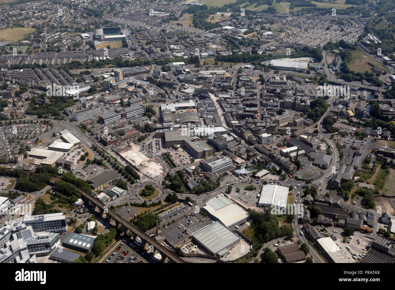 Vista aerea di Burnley town center con Turf Moor Stadium di distanza, Lancashire Foto Stock
