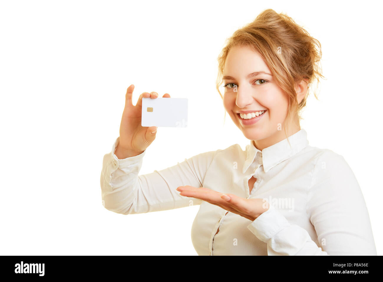 Giovane donna sorridente detiene smartcard con chip di memoria in mano Foto Stock