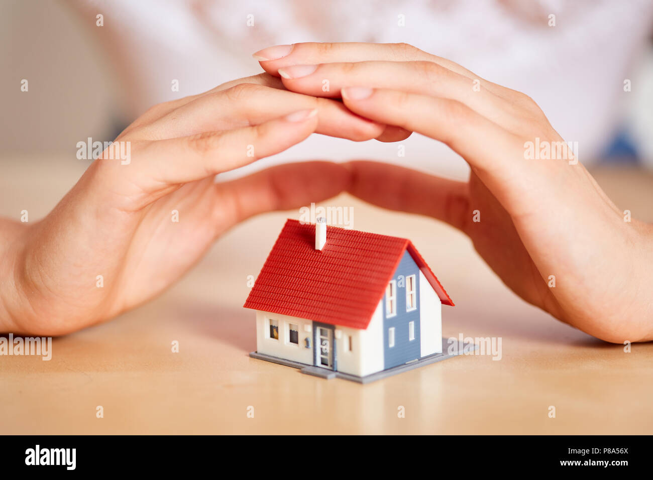 Proteggere le mani casa come assicurazione casa o il concetto di acquisto Foto Stock
