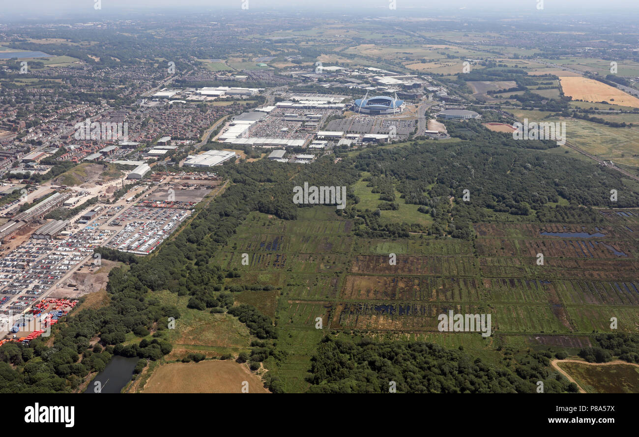 Vista aerea del rosso Moss SSSI terreni vicino al Reebok sviluppo, Bolton Foto Stock