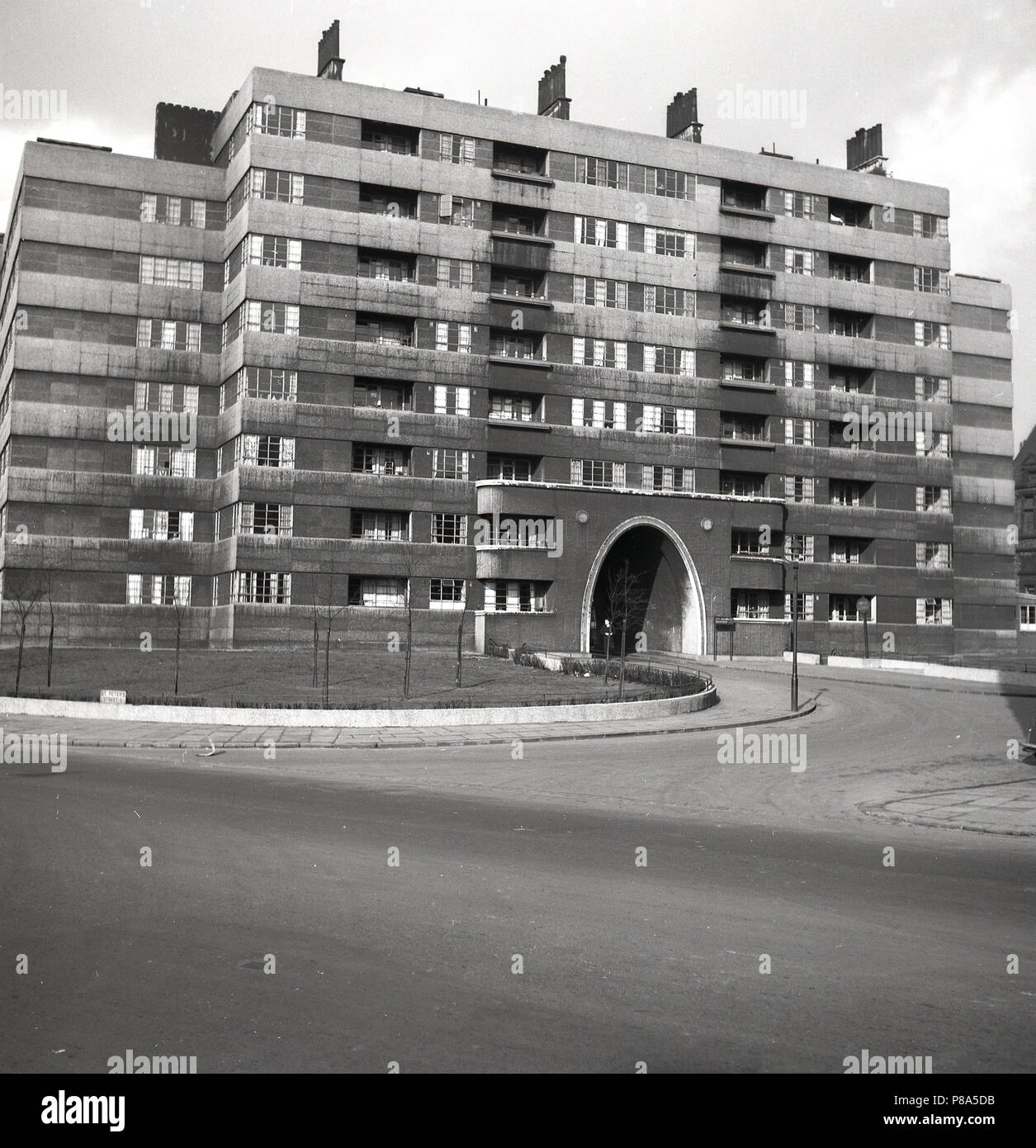 1940s, Leeds, Quarry Hill, la vasta tenuta di alloggi sociali appartamenti (938) costruito da 1934-1938 per sostituire la città di pre-guerra back-to-back 'slum' alloggiamento. Utilizzando il Mopin (francese) Sistema di luce i telai in acciaio e pre-getto di calcestruzzo unità fabbricate sul sito, eliminando la necessità di muratura e intonacatura - consente di ridurre il costo della manodopera qualificata e materiali - il design è stato destinato ad essere contemporaneo e moderno e stava per includere molte altre dotazioni. Che è stata l'intenzione, la realtà è che essi sono stati tirati verso il basso a meno di quaranta anni più tardi, un guasto di progettare e costruire. Foto Stock