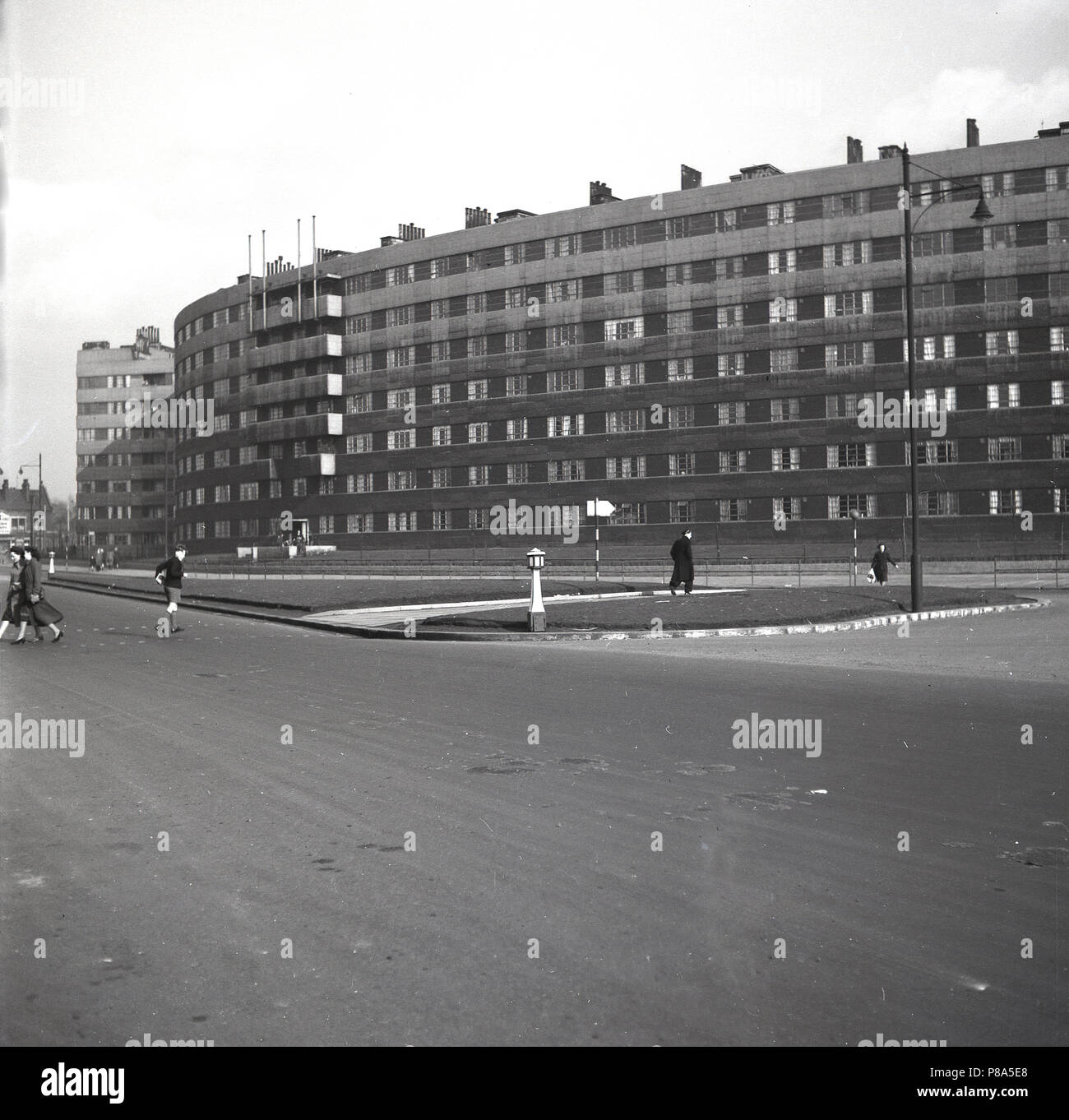 1940s, Leeds, Quarry Hill, la vasta tenuta di alloggi sociali appartamenti (938) costruito da 1934-1938 per sostituire la città di pre-guerra back-to-back 'slum' alloggiamento. Utilizzando il Mopin (francese) Sistema di luce i telai in acciaio e pre-getto di calcestruzzo unità fabbricate sul sito, eliminando la necessità di muratura e intonacatura - consente di ridurre il costo della manodopera qualificata e materiali - il design è stato destinato ad essere contemporaneo e moderno e stava per includere molte altre dotazioni. Che è stata l'intenzione, la realtà è che essi sono stati tirati verso il basso a meno di quaranta anni più tardi, un guasto di progettare e costruire. Foto Stock