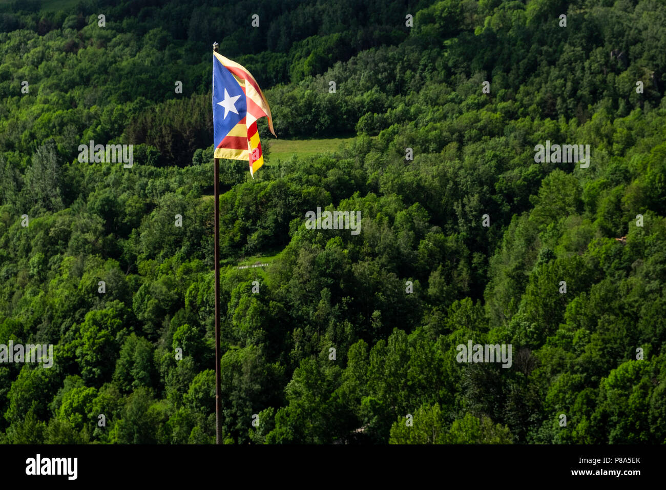 L'indipendenza catalana bandiera a volare su un pennone al di sopra del villaggio di Villalonga de Ter al Mirador de Drac, draghi lookout, Catalogna, Spagna Foto Stock