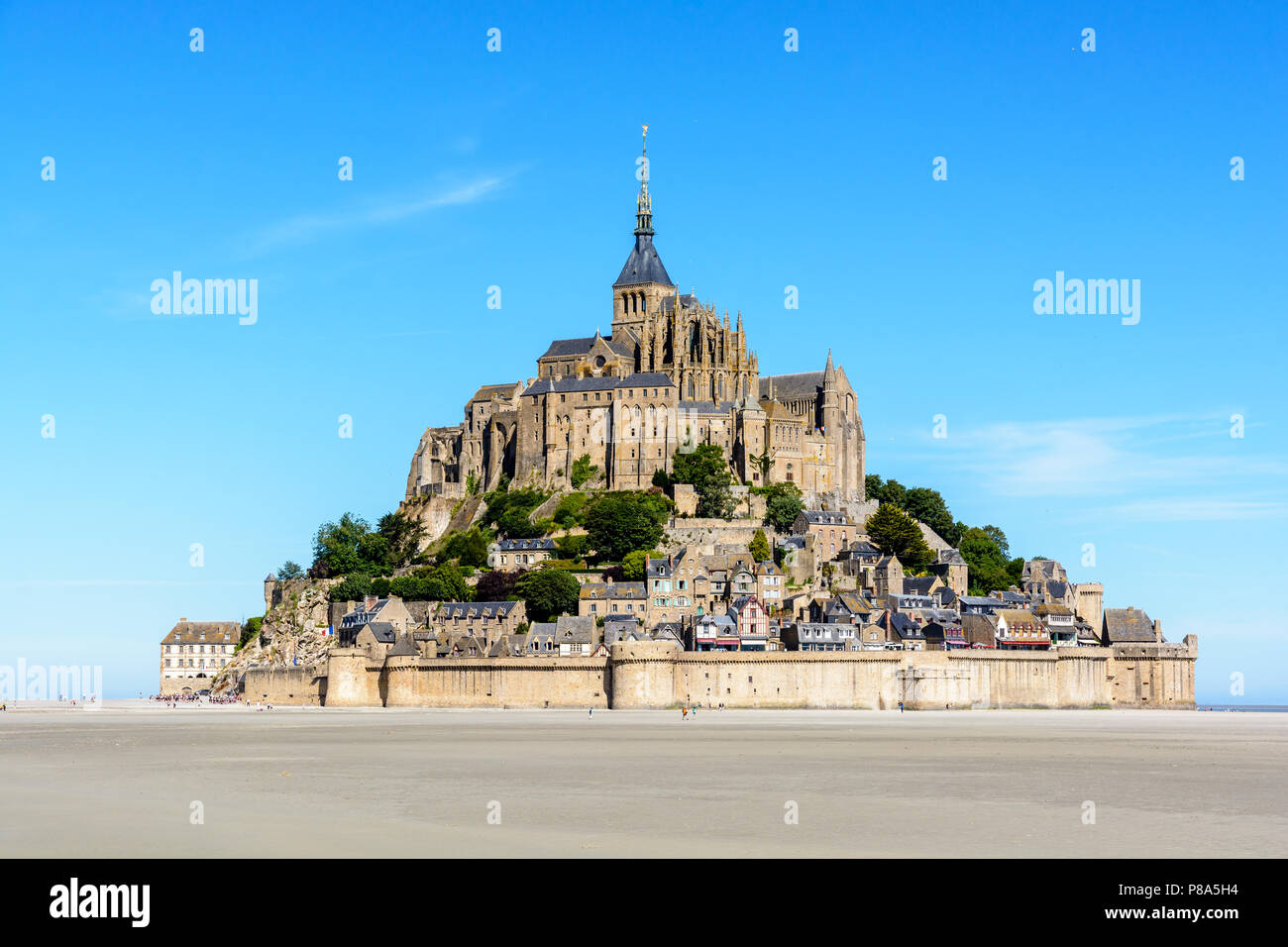 Vista generale del Mont Saint Michel isola di marea situati in Francia in Normandia con la sabbia esposto della baia a bassa marea in primo piano. Foto Stock