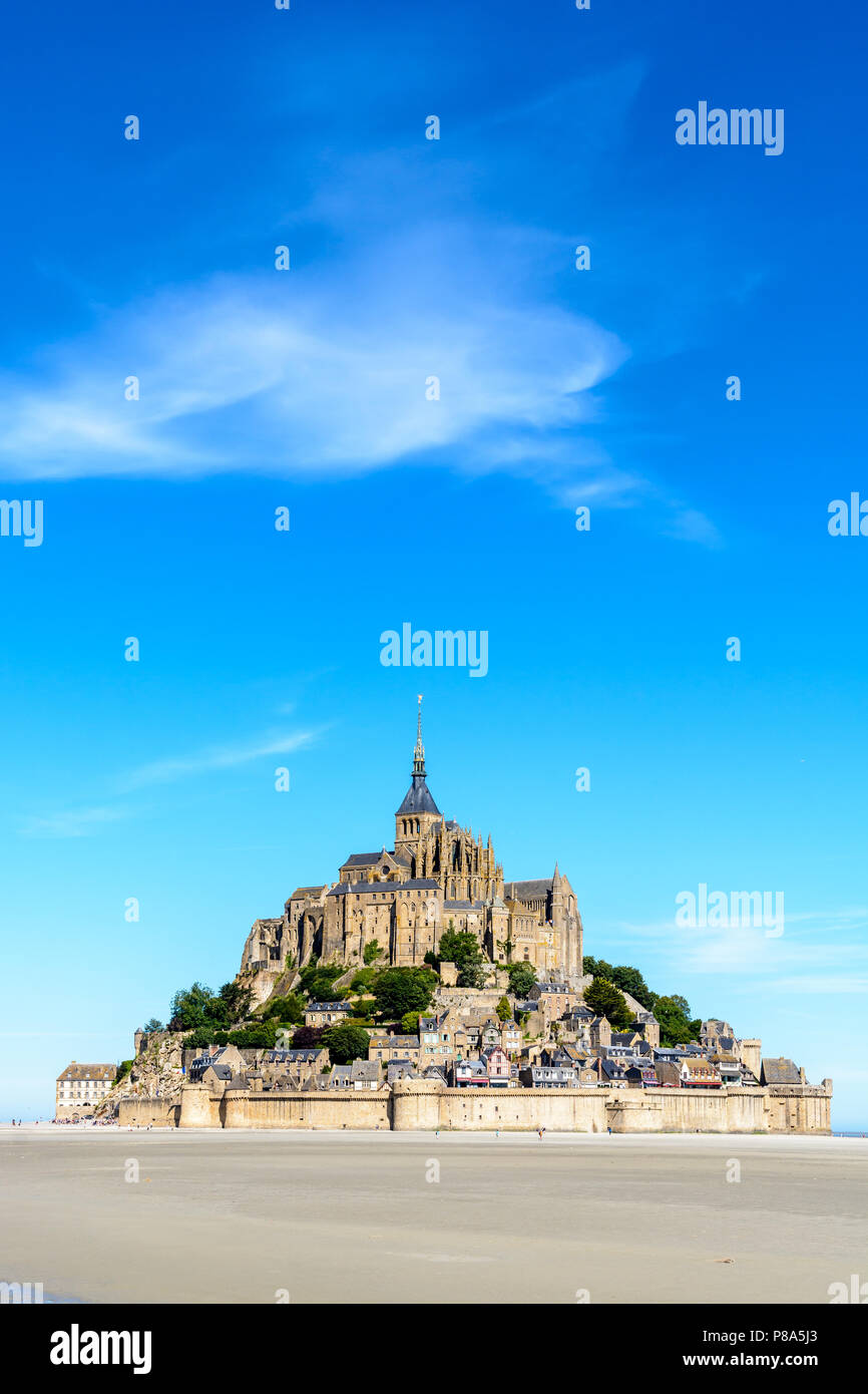 Vista generale del Mont Saint Michel isola di marea situati in Francia in Normandia con la sabbia esposto della baia a bassa marea in primo piano. Foto Stock