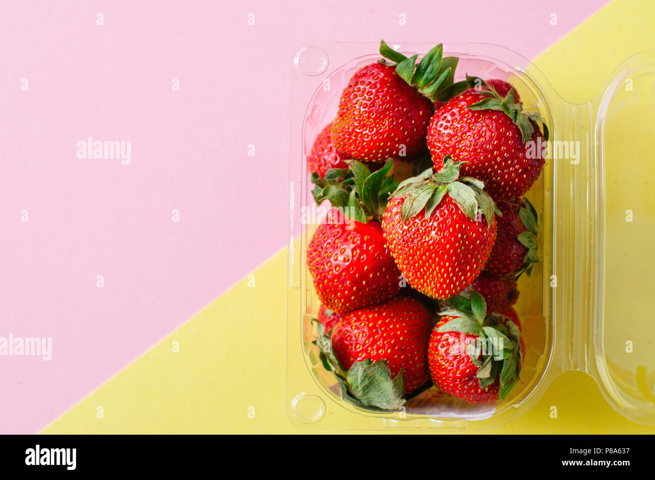 Fresche fragole mature sul duo sfondo del tono. Copia dello spazio. Vista aerea. Foto Stock