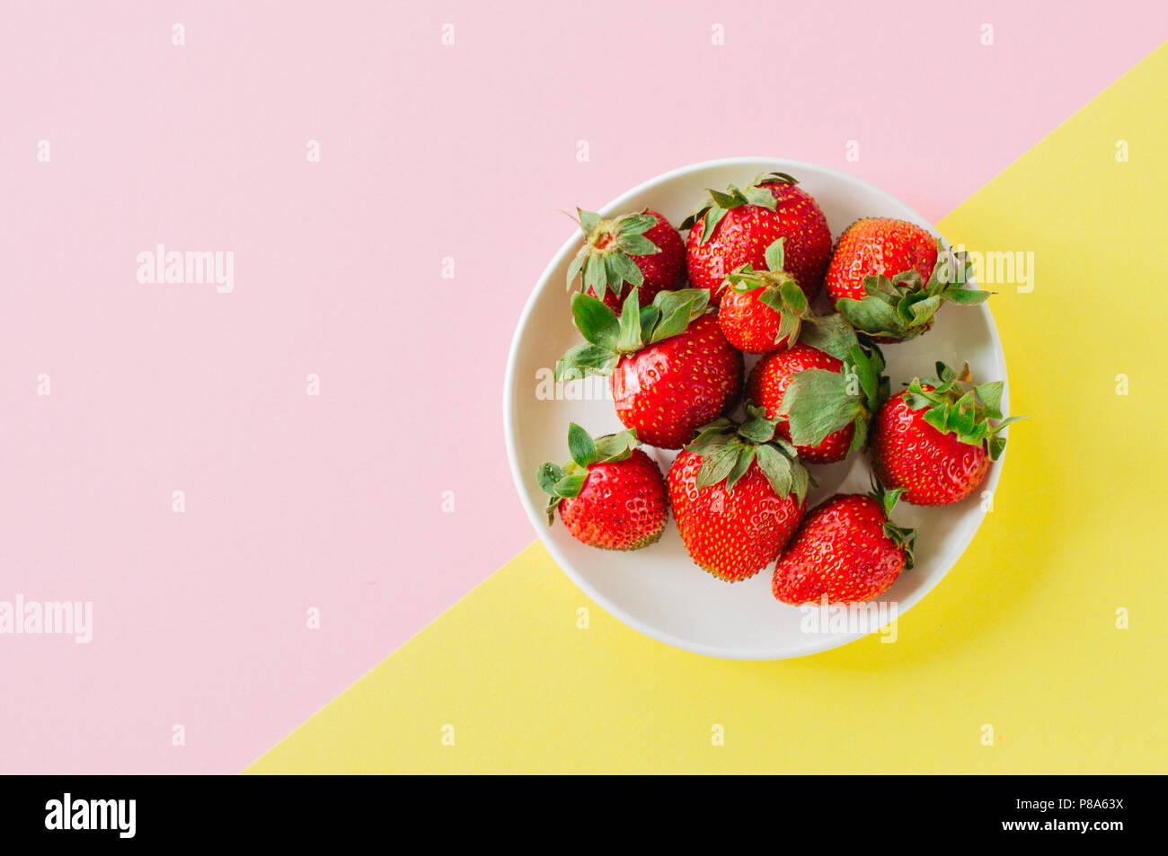 Fresche fragole mature sul duo sfondo del tono. Copia dello spazio. Vista aerea. Foto Stock