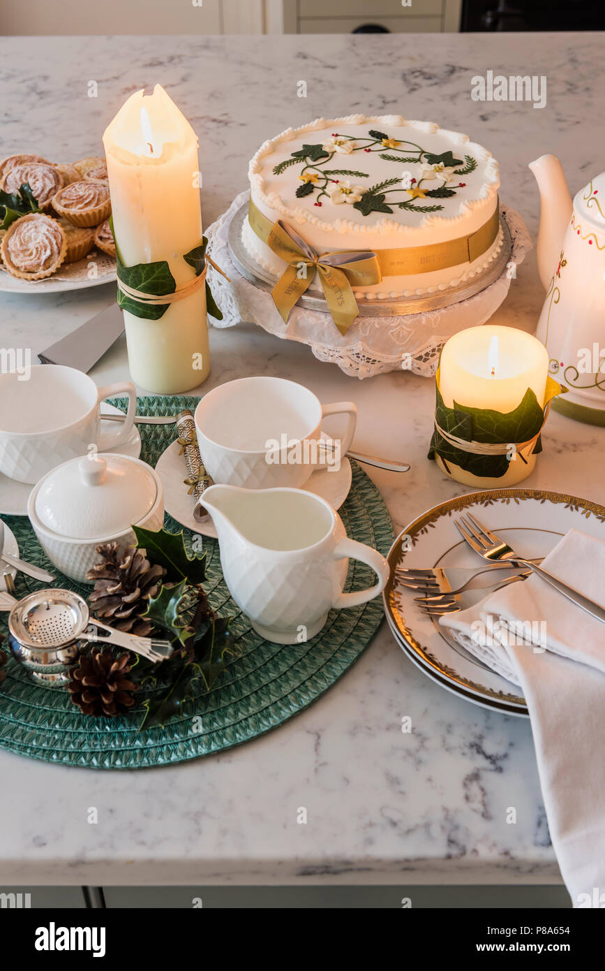 Torta di Natale e candele accese in Regency cucina Foto Stock