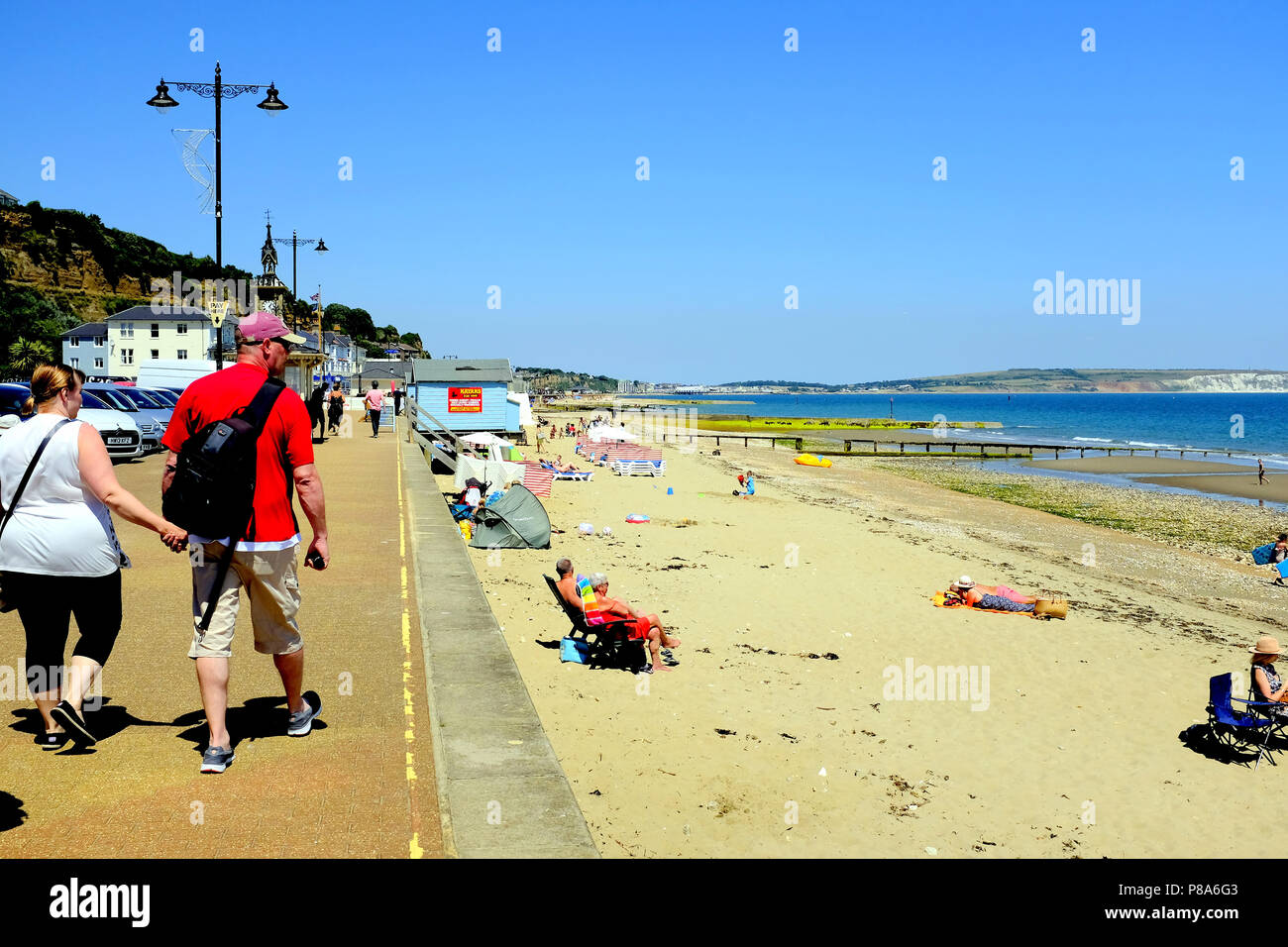 Shanklin, Isle of Wight, Regno Unito. Giugno 25, 2018. I turisti a piedi la passeggiata a mare e relax sulla spiaggia a Shanklin sull'Isola di Wight, Regno Unito. Foto Stock