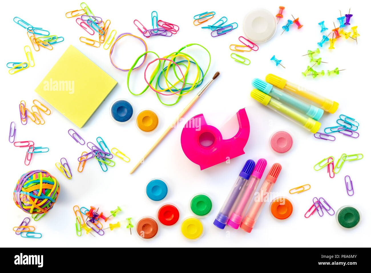 Sfondo colorato di forniture scolastiche isolato su bianco. Si torna a scuola concept Foto Stock