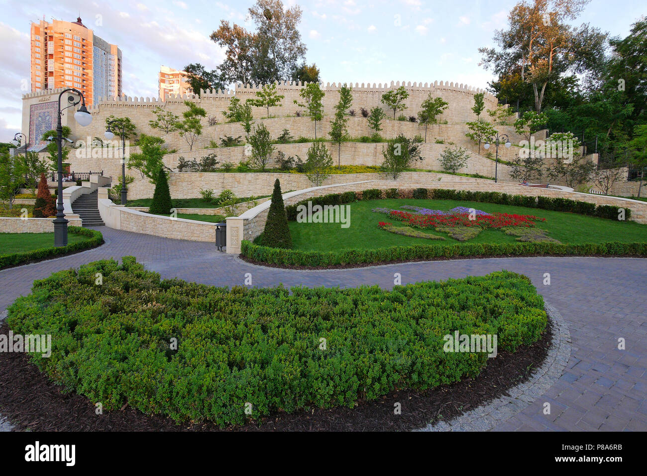 Prati verdi e designer aiuole di fiori nel parco sullo sfondo di un alto edificio . Per il vostro design Foto Stock
